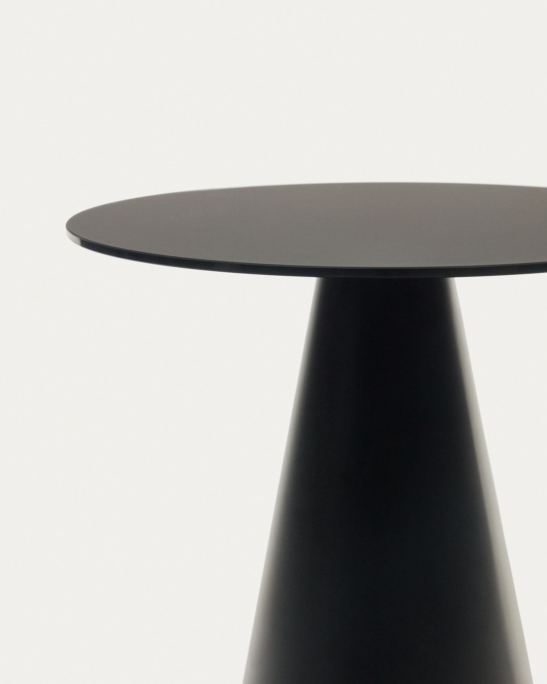 Wilshire tempered glass and metal side table with a black finish, Ø 50 cm - Detail