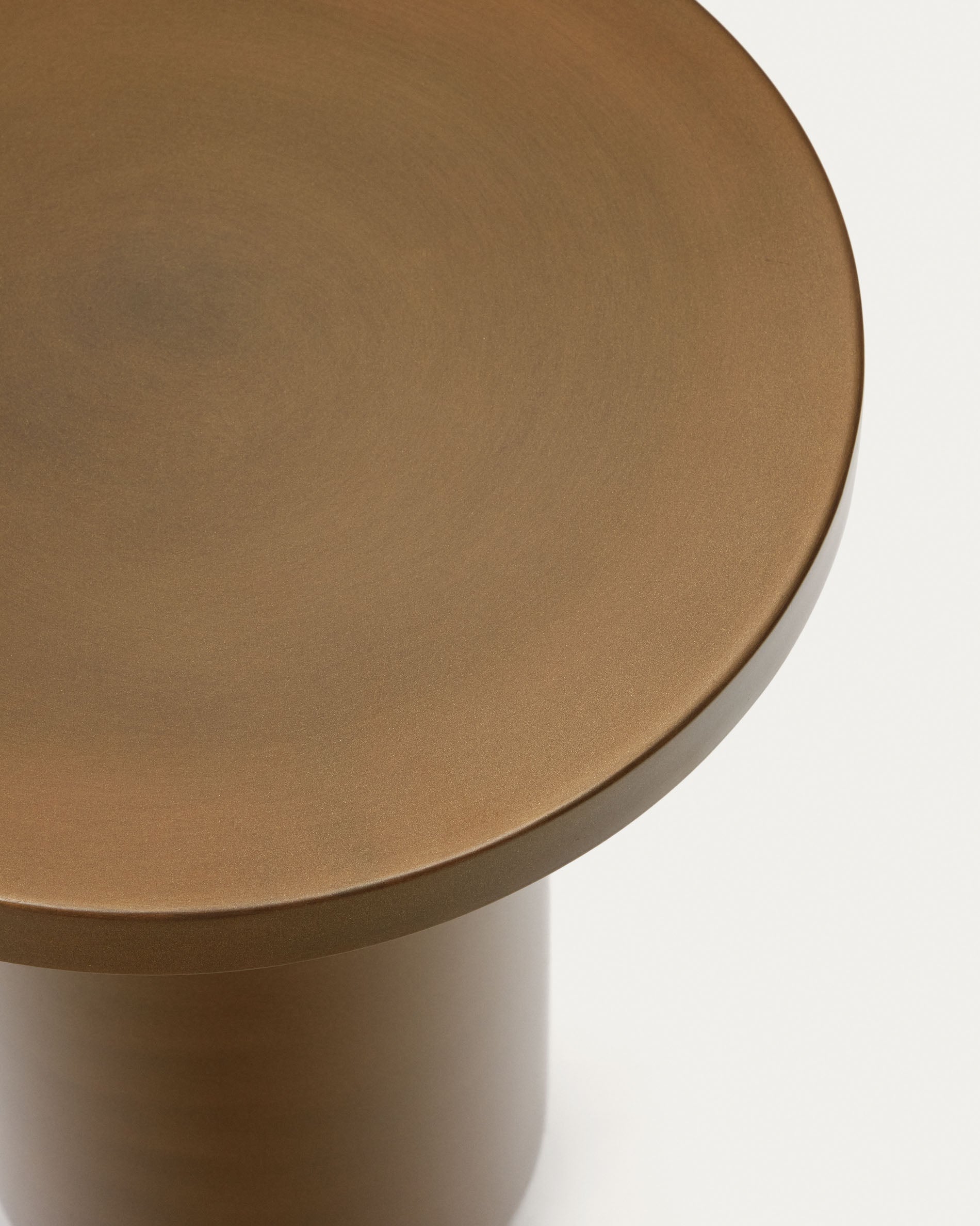 Malya metal round side table in brushed copper, Ø 40.5 cm - Detail