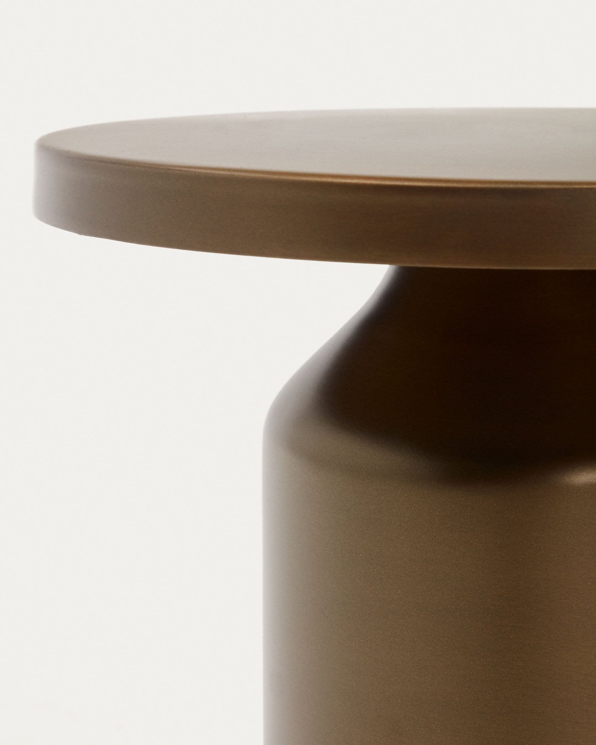 Malya metal round side table in brushed copper, Ø 40.5 cm - Detail