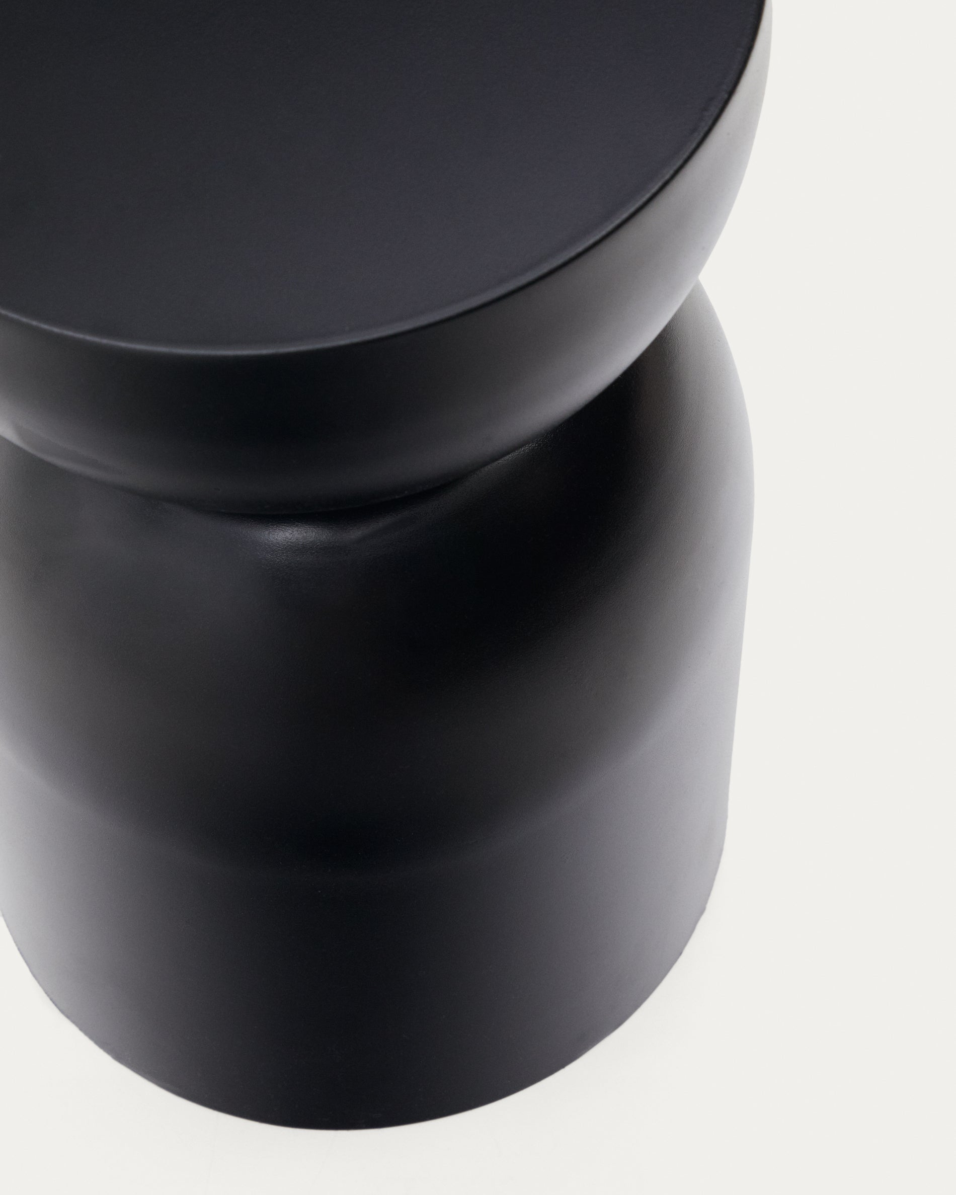 Rachell metal side table with glossy black painted finish Ø 30 cm - Detail