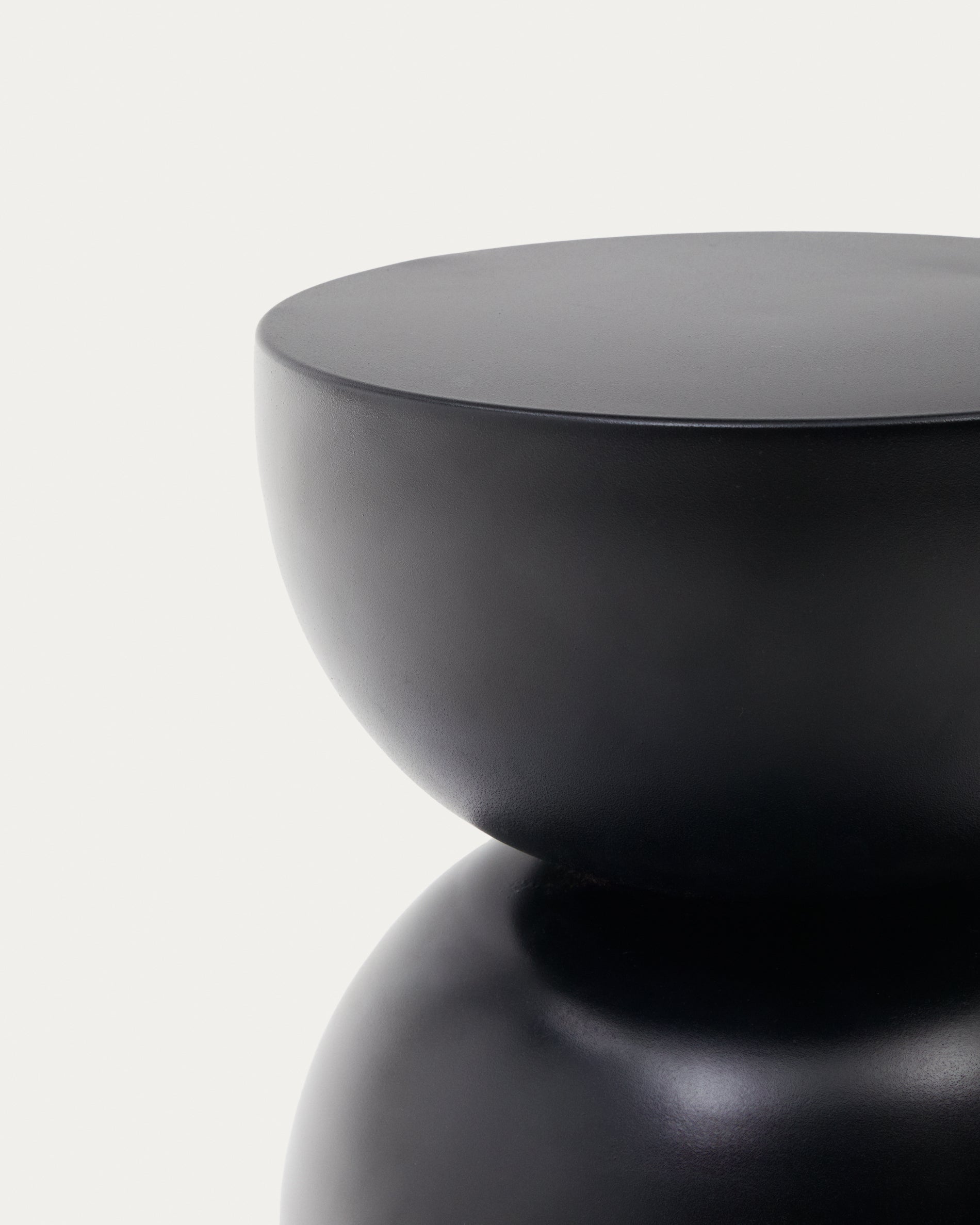 Rachell metal side table with glossy black painted finish Ø 30 cm - Detail