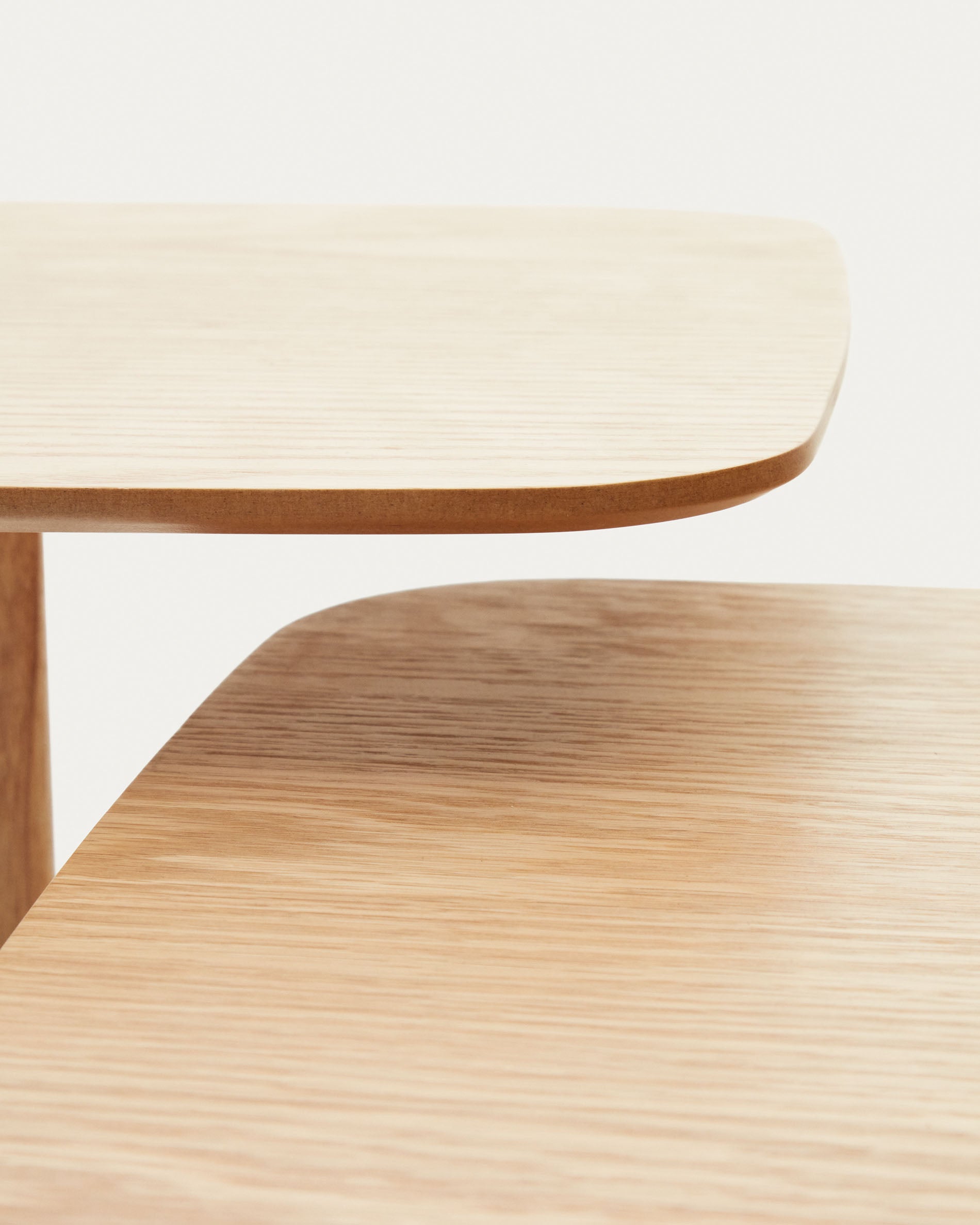 Watse set of 2 side tables in oak wood veneer and matte white metal - Detail