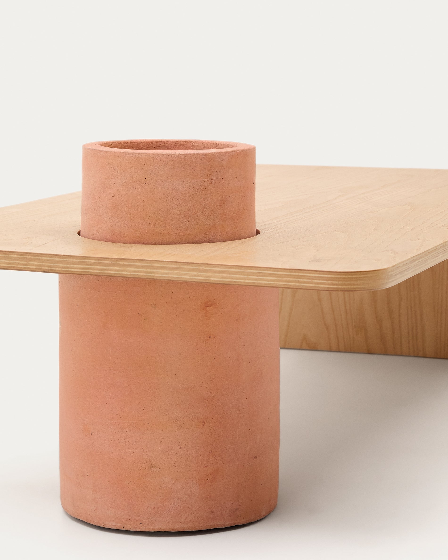 Olaria terracotta coffee table with an oak veneer in a natural finish, 110 x 60 cm - Detail