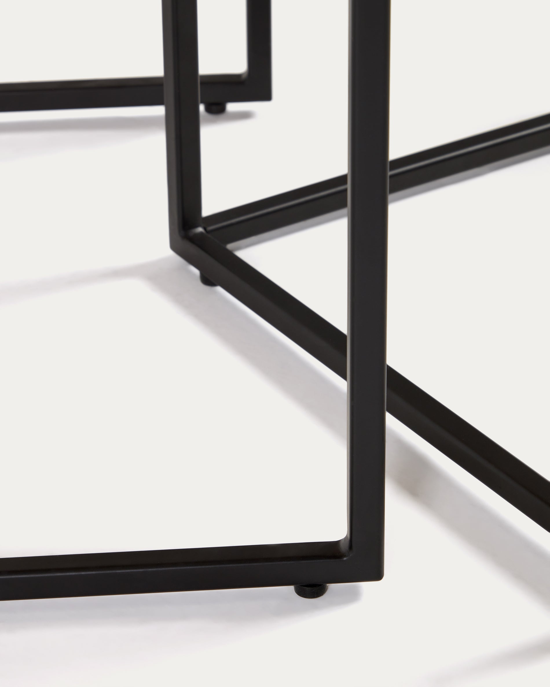 Yoana set of 2 nesting side tables with a walnut veneer and black painted metal structure - Detail