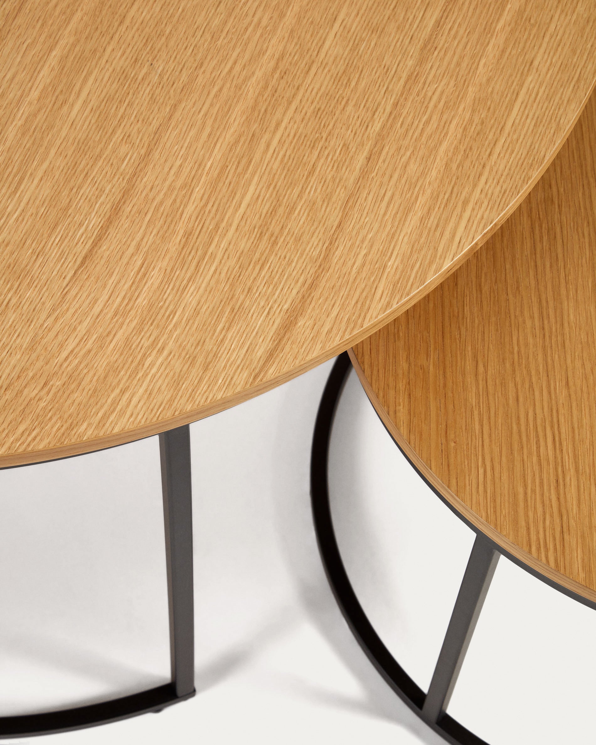 Yoana set of 2 nesting side tables with oak wood veneer & black metal, Ø 80 cm / Ø 50 cm - Detail