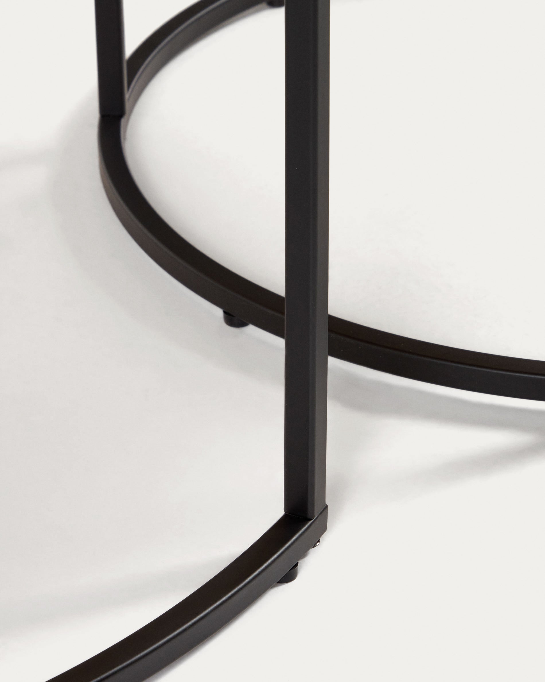 Yoana set of 2 nesting side tables with oak wood veneer & black metal, Ø 80 cm / Ø 50 cm - Detail