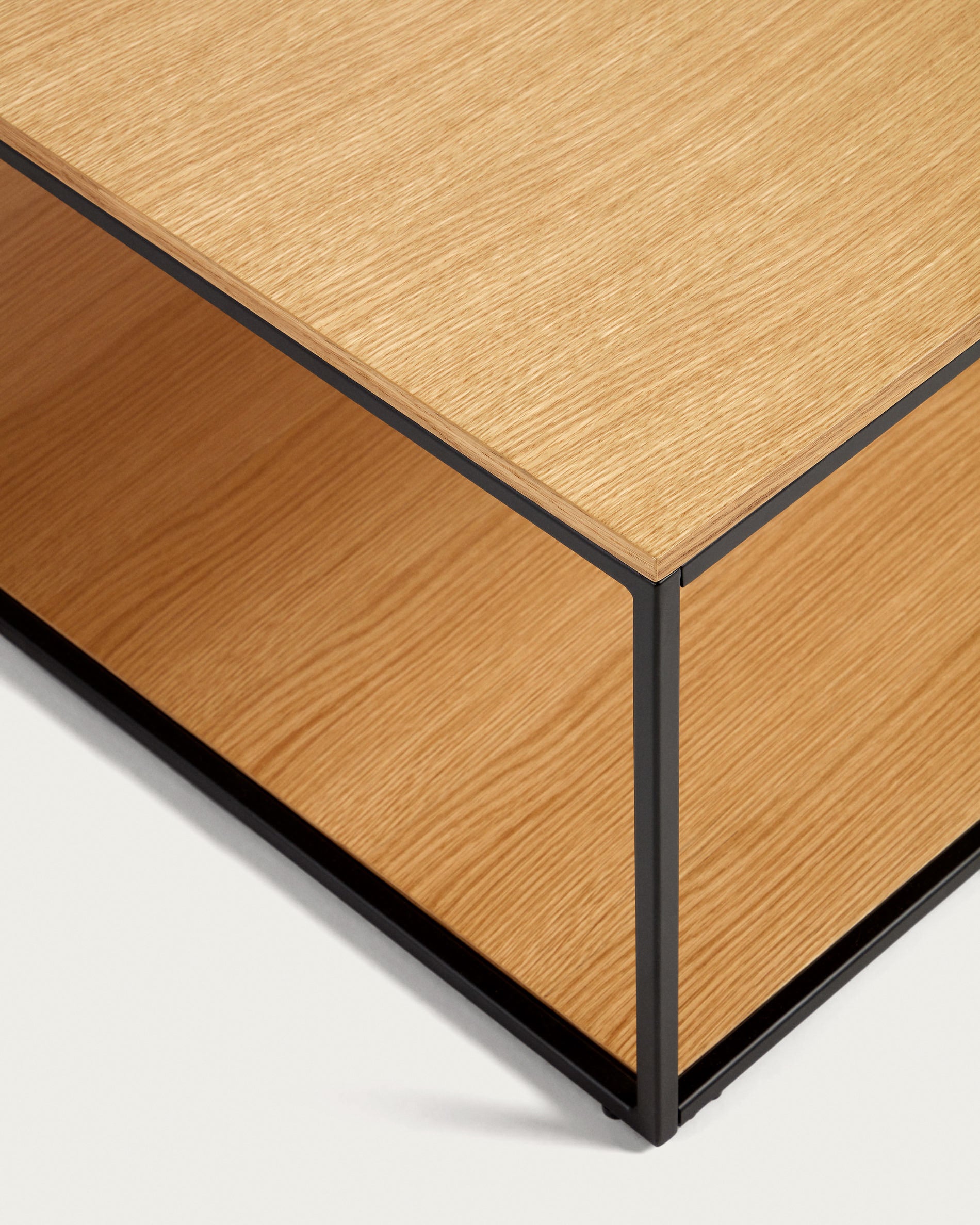 Yoana coffee table with oak wood veneer and painted black metal structure, 80 x 80 cm - Detail