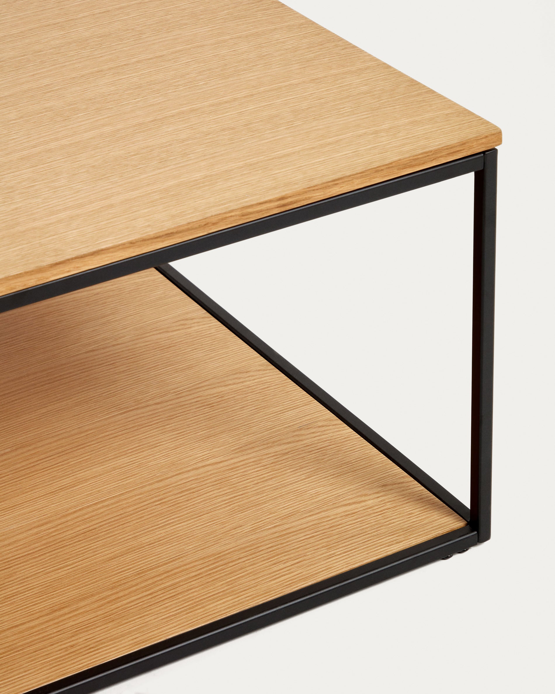 Yoana coffee table with oak wood veneer and painted black metal structure, 80 x 80 cm - Detail