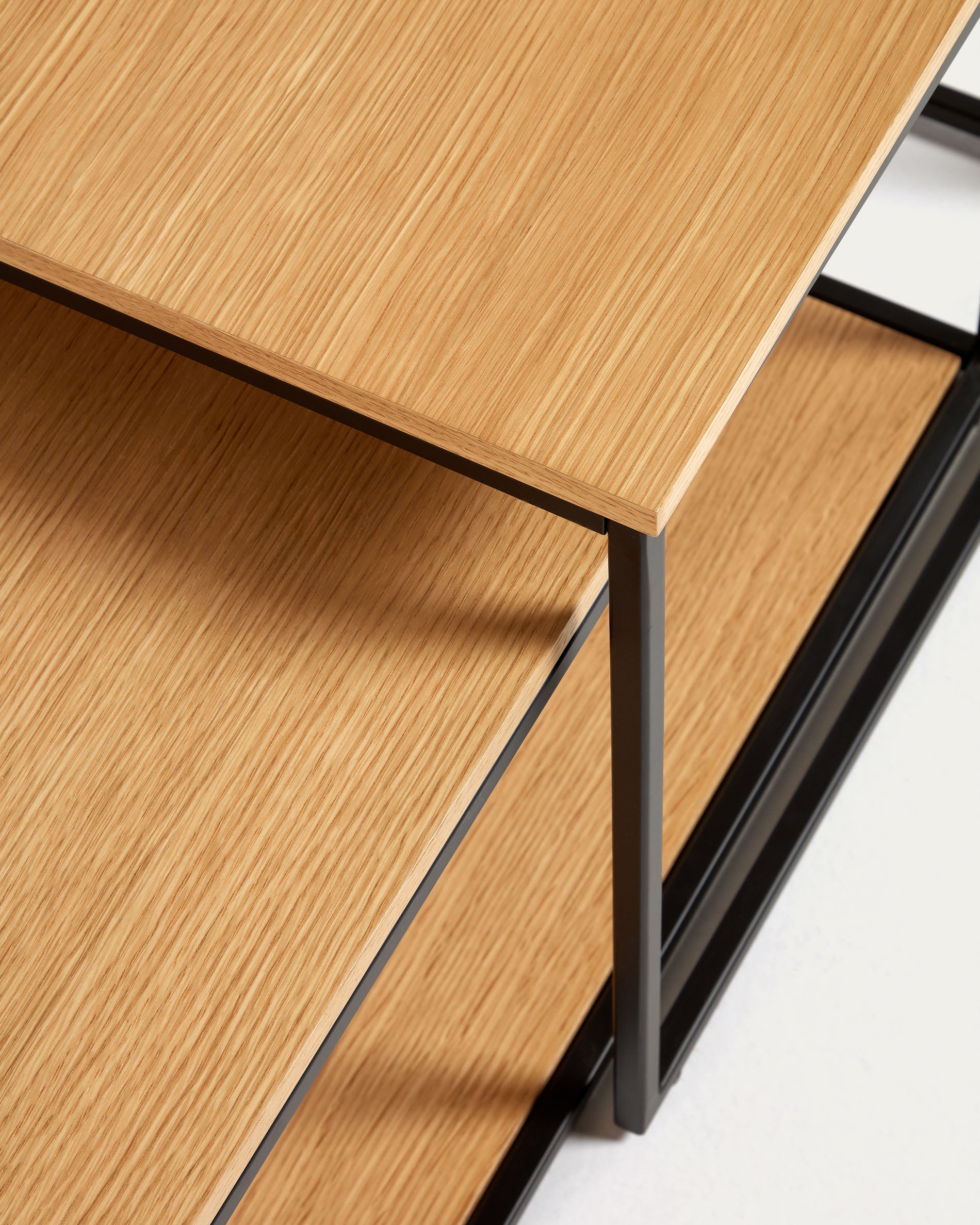 Yoana set of 2 nesting coffee tables with oak wood veneer & black painted metal structure - Detail