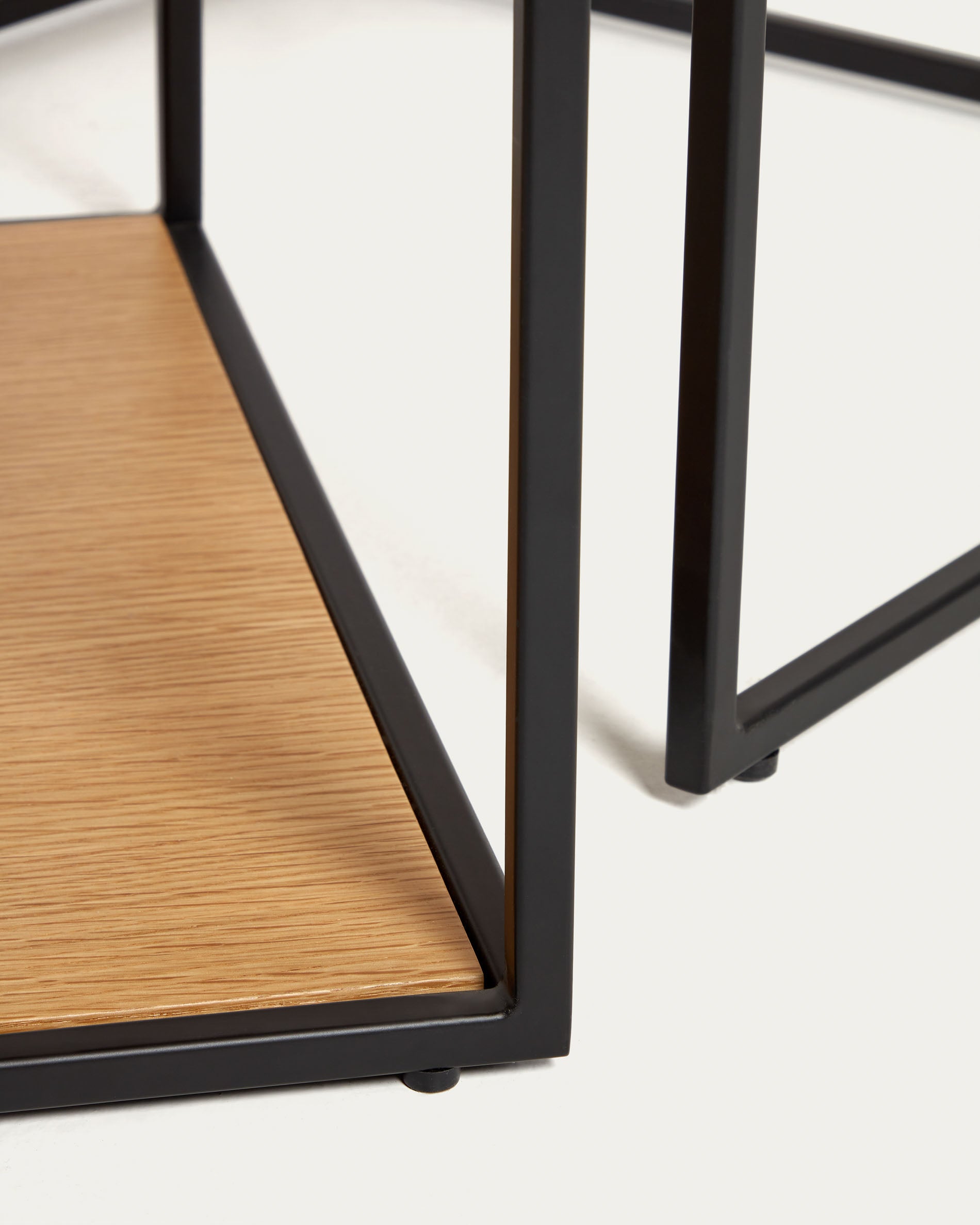Yoana set of 2 nesting coffee tables with oak wood veneer & black painted metal structure - Detail