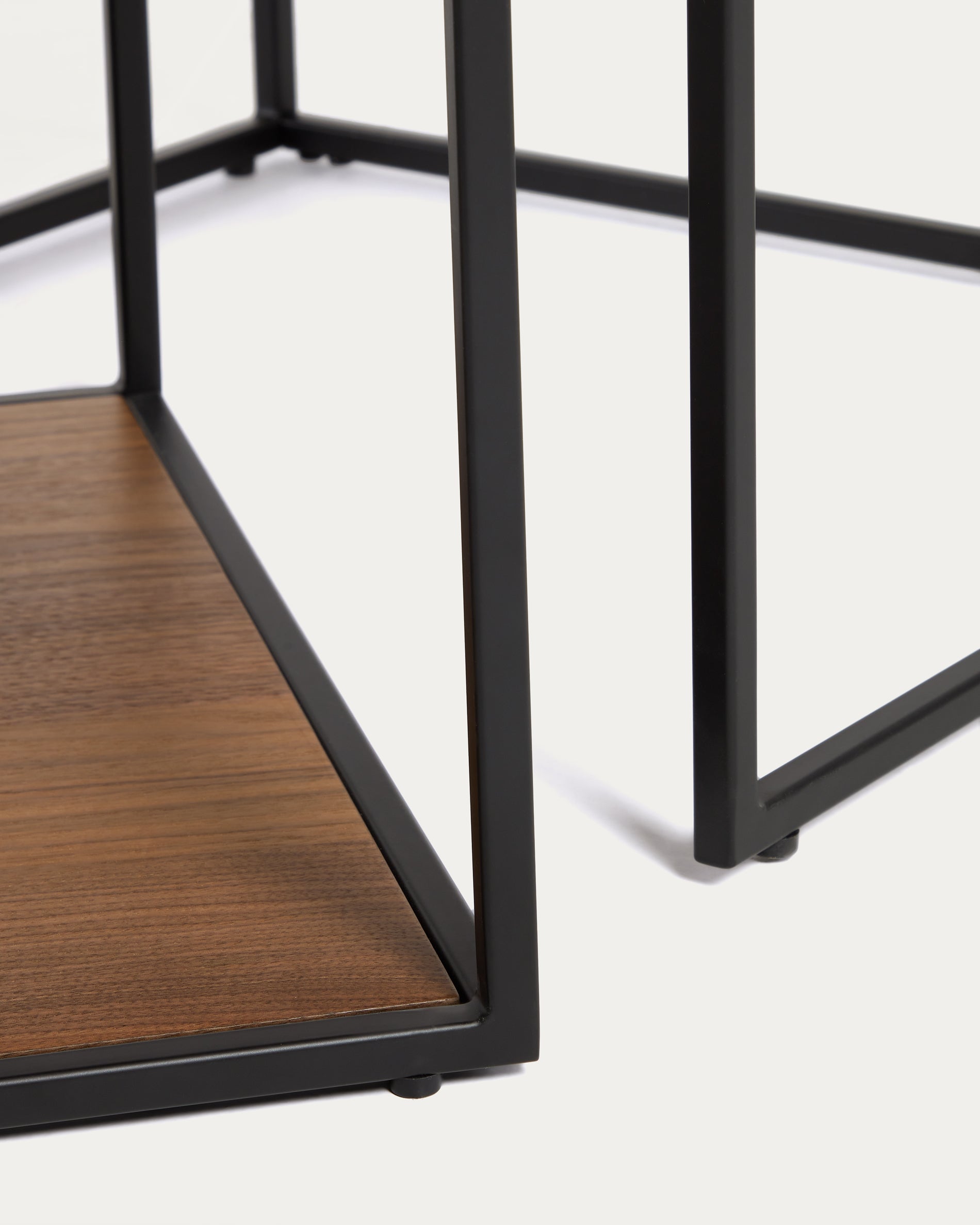 Yoana set of 2 nesting coffee tables with walnut veneer and black painted metal structure - Detail