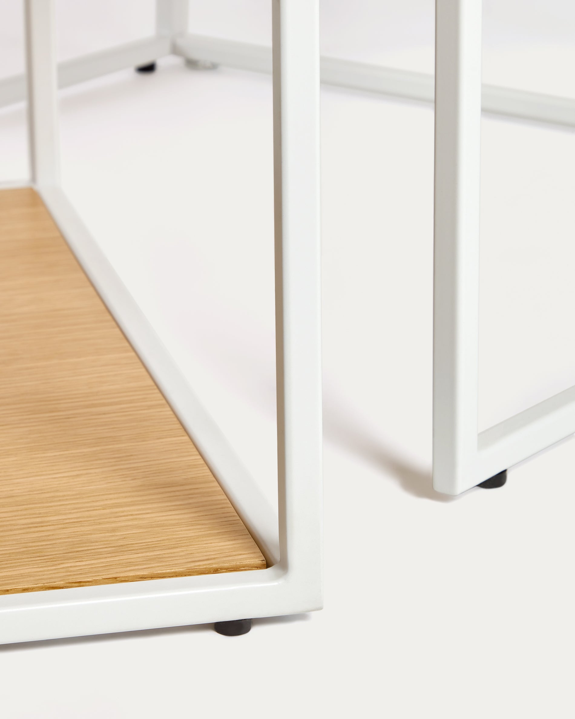 Yoana set of 2 nesting coffee tables with oak veneer and white metal structure - Detail