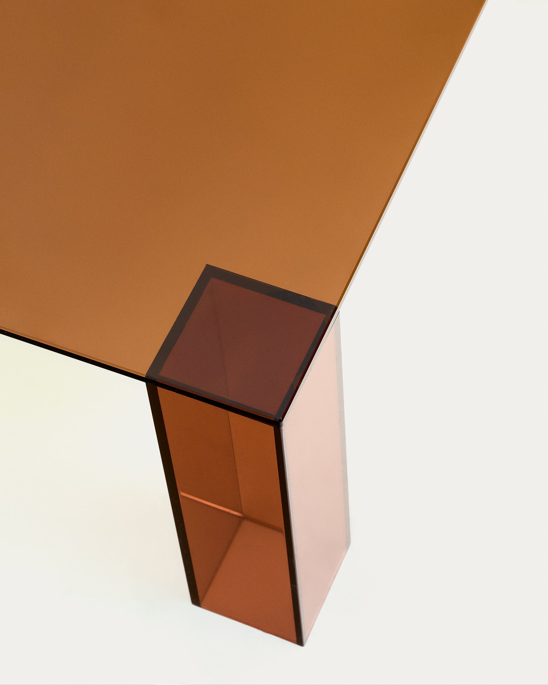 Adularia brown, tempered-glass side table, 85 x 85 cm - Detail