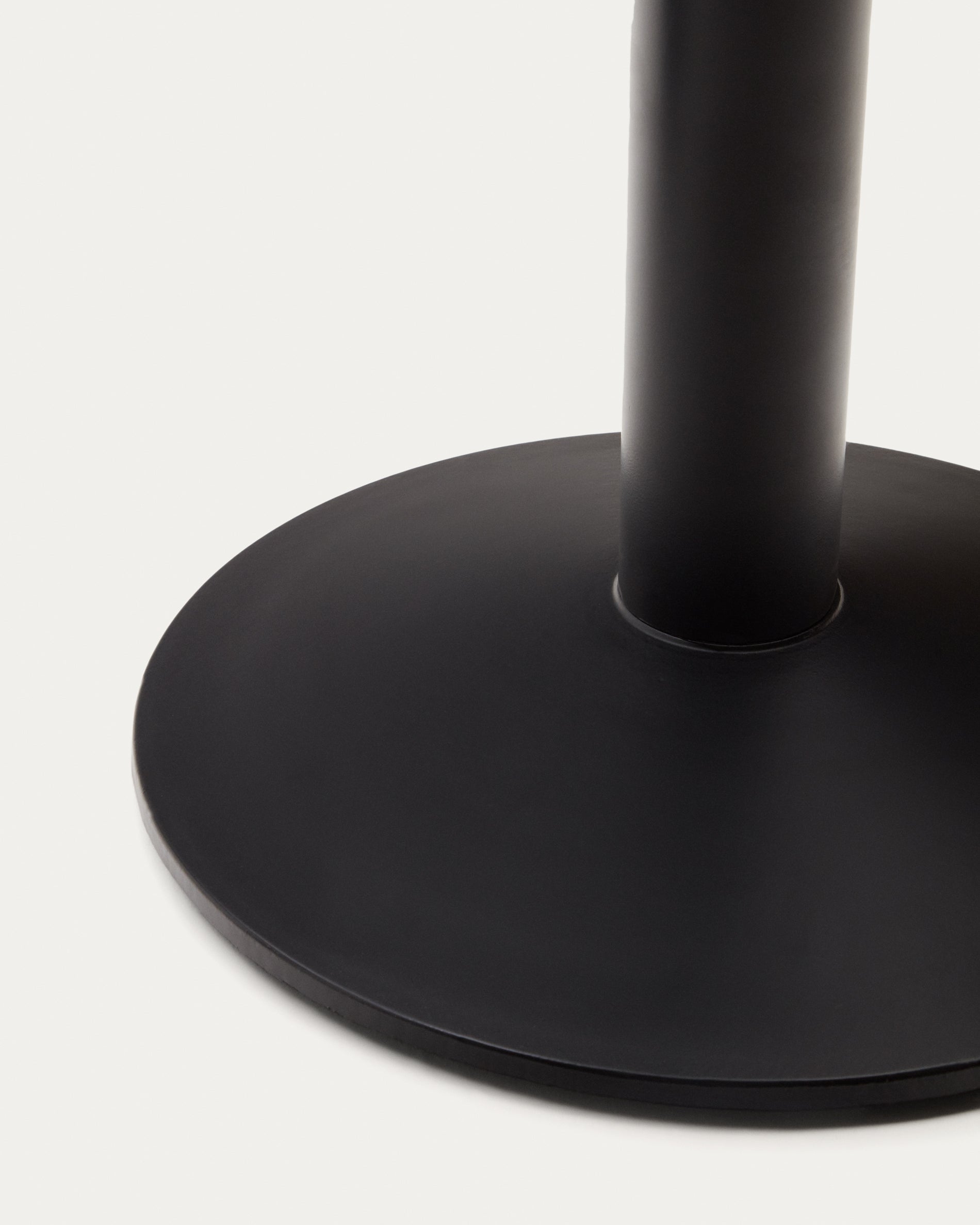 Esilda table in natural finish melamine with metal leg in a painted black finish, 70x70x70 cm - Detail