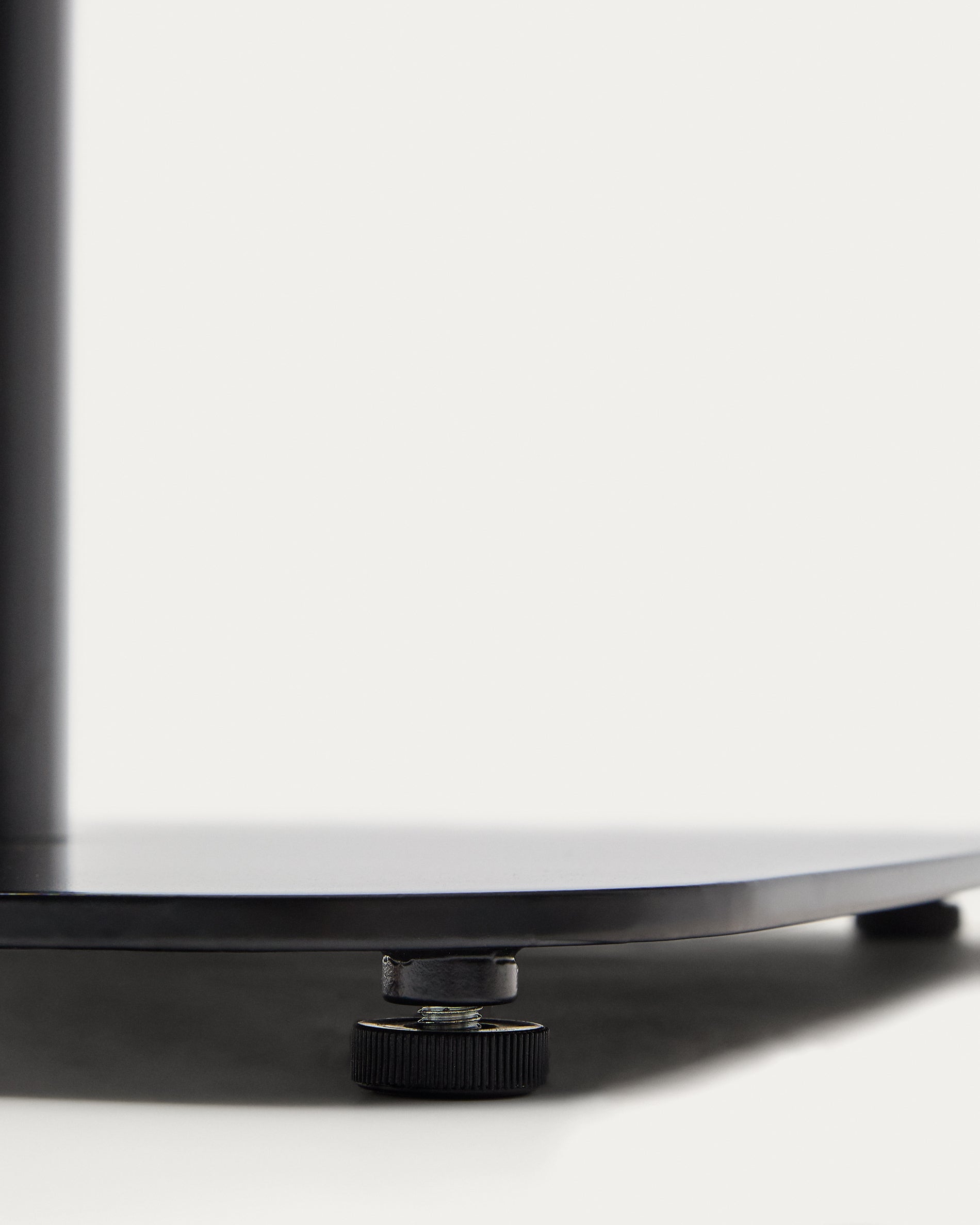 Dina table in natural finish melamine with metal leg in a painted black finish, 70 x 70 x 70 cm - Detail