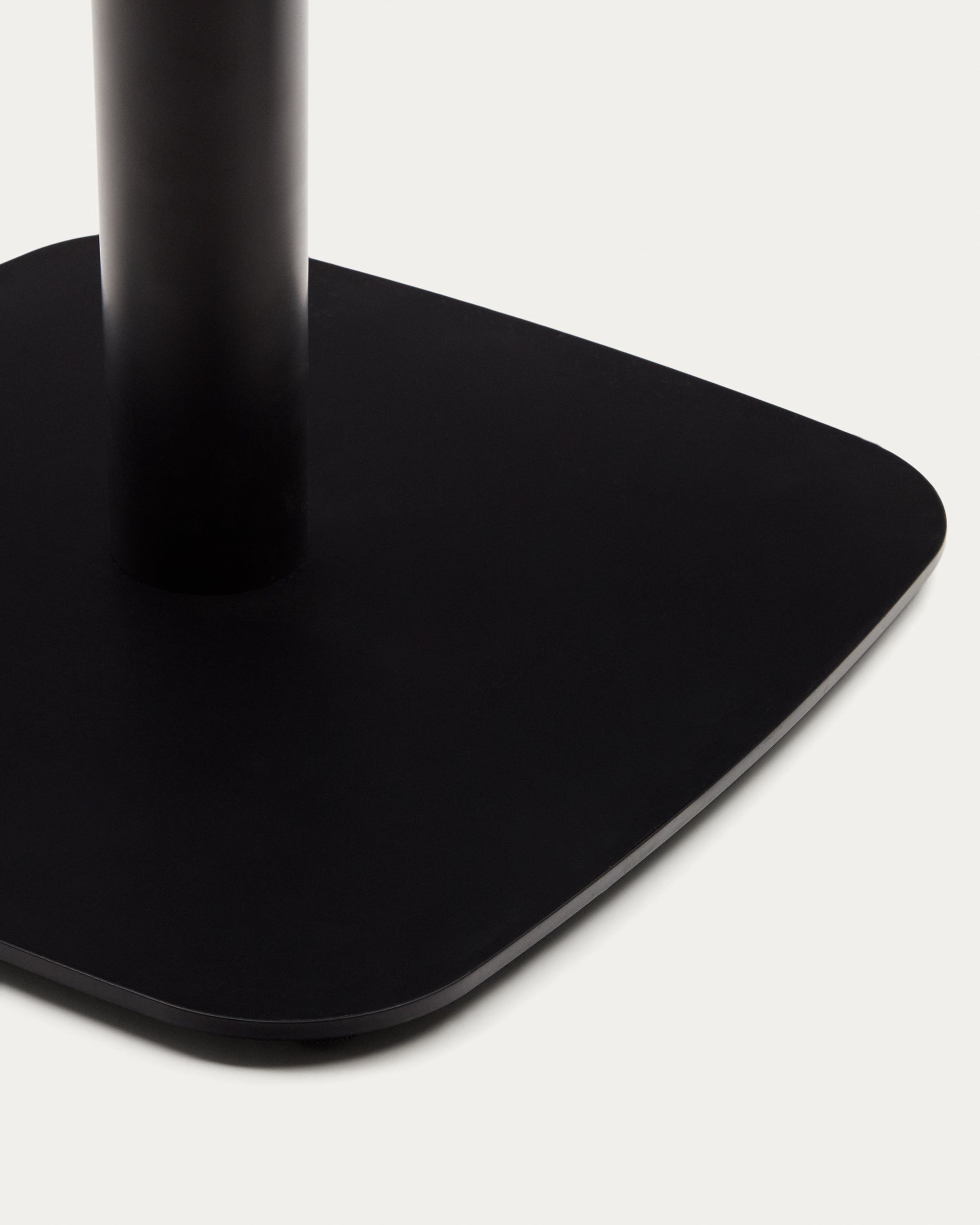 Dina table in natural finish melamine with metal leg in a painted black finish, 70 x 70 x 70 cm - Detail