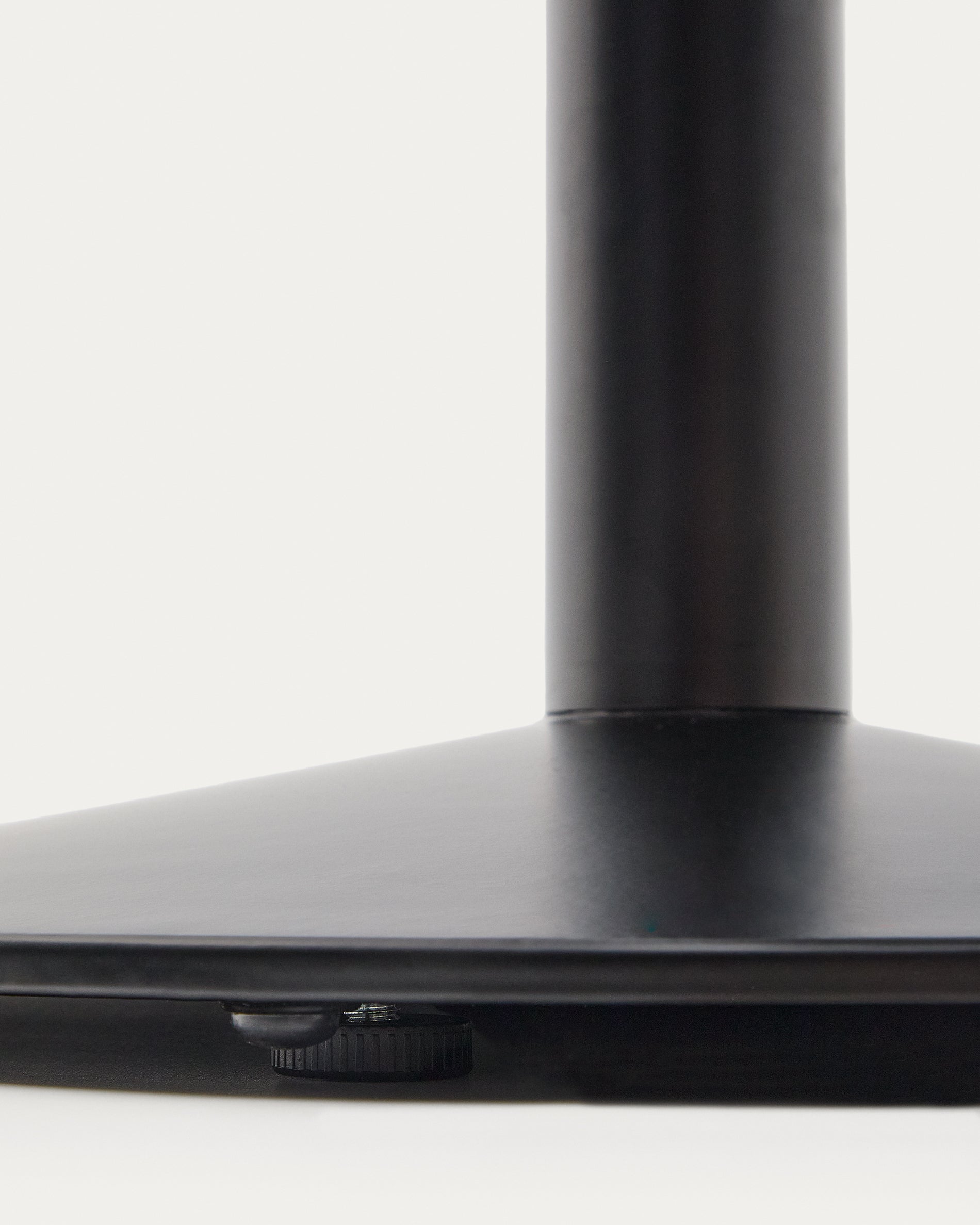 Esilda  table in natural finish melamine with metal leg in a painted black finish, 90x90x70 cm - Detail