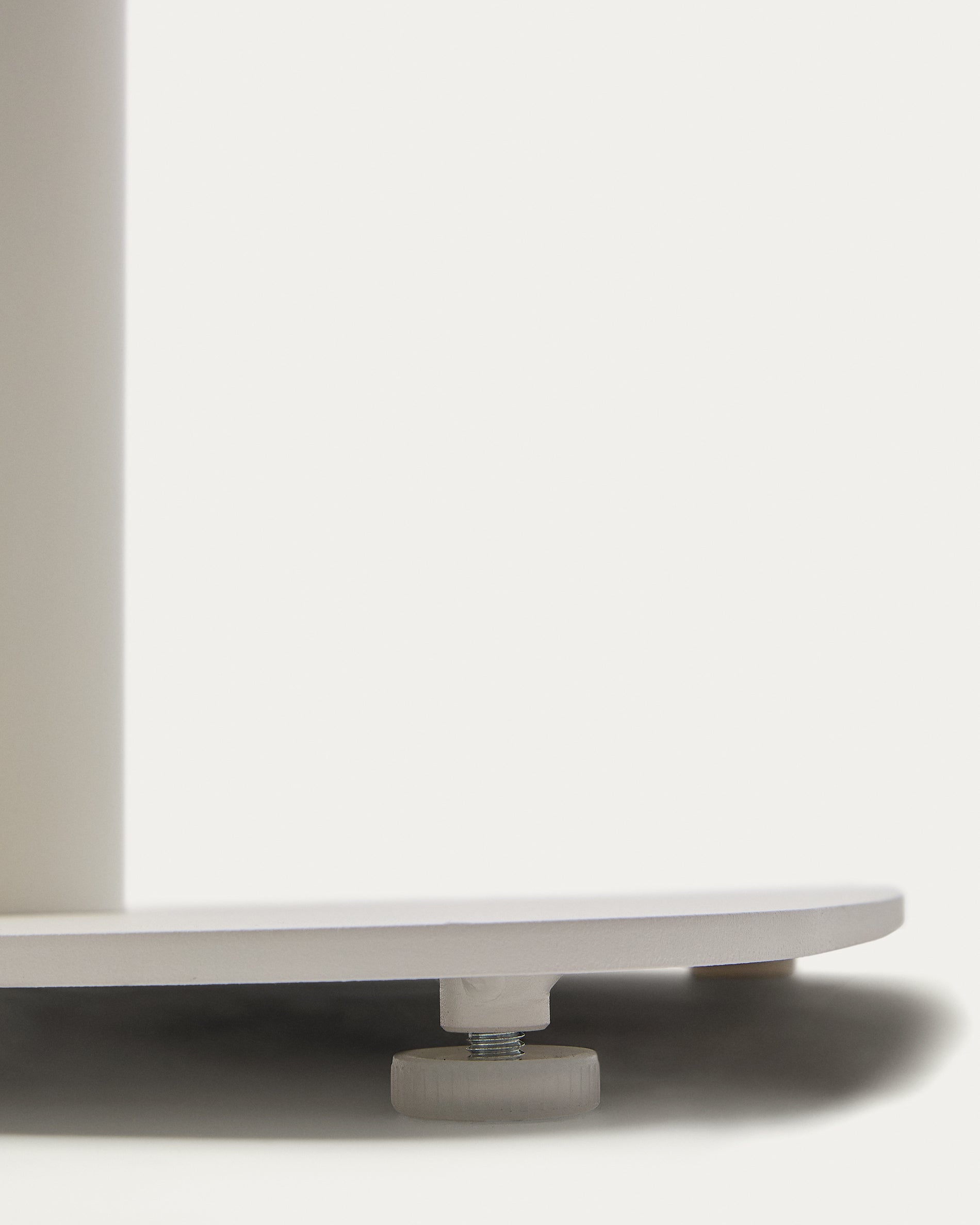 Dina high outdoor table in white with metal leg in a painted white finish, 60x60x96 cm - Detail