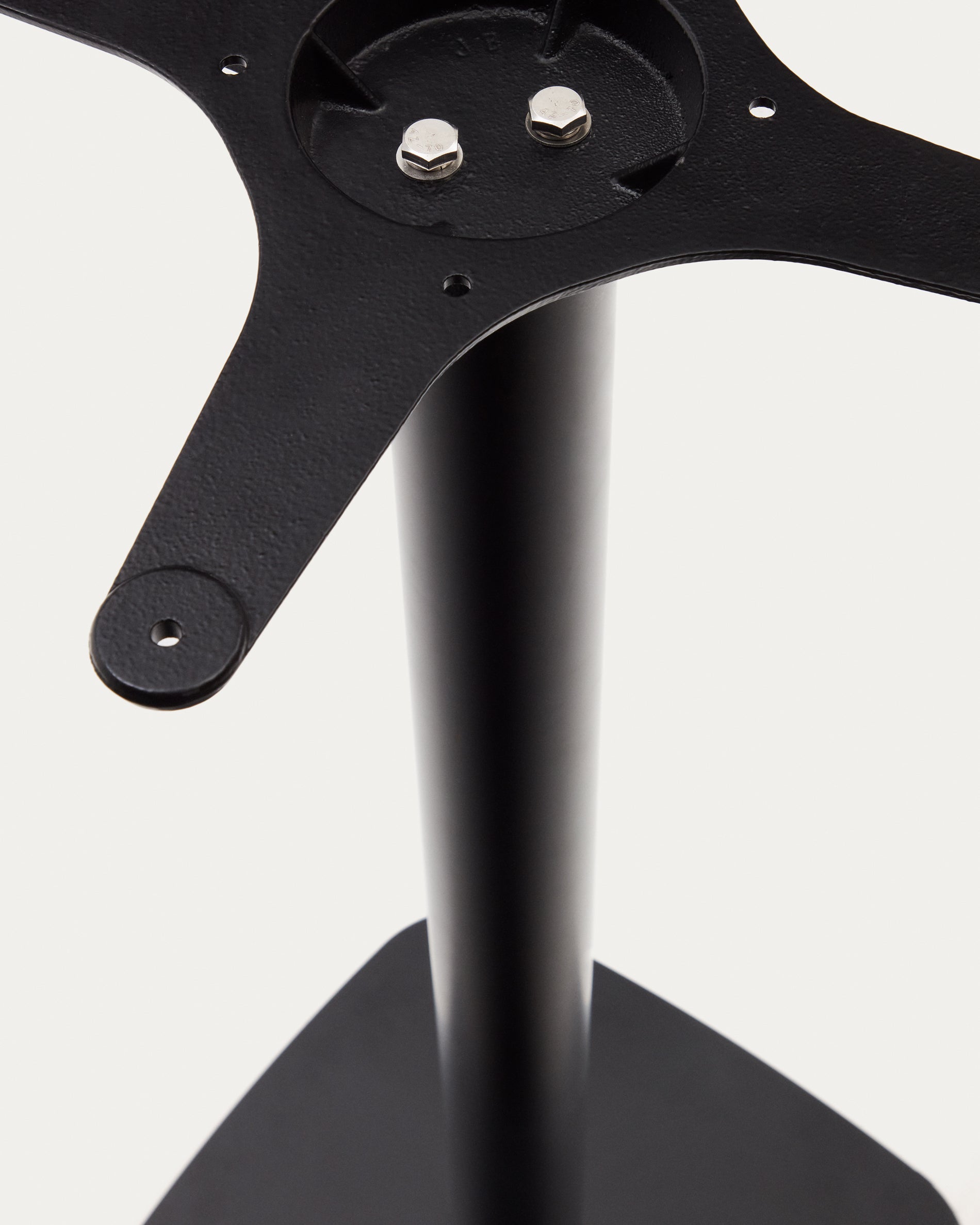 Saura square high bar table black steel frame natural finish acacia top 96x70x70cm FSC100% - Detail