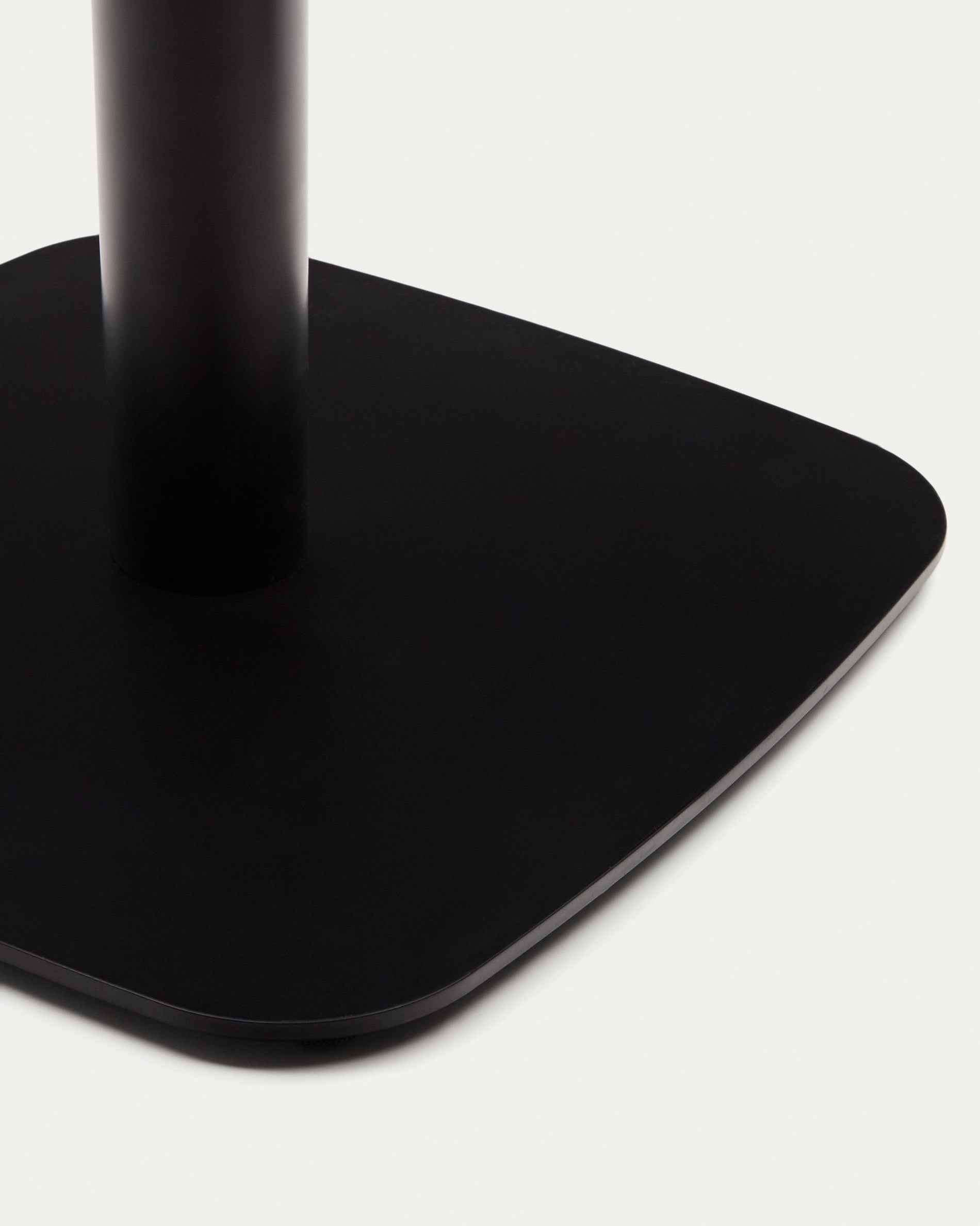 Dina kerek asztal természetes melamin befejezéssel és fém lábbal festett fekete befejezéssel, Ø68x70cm