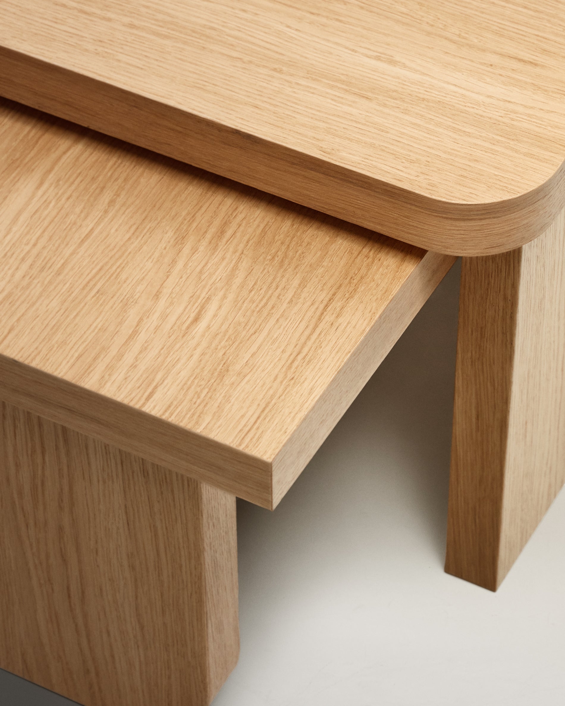 Oaq set of 2 coffee tables in oak wood veneer with natural finish FSC Mix Credit - Detail