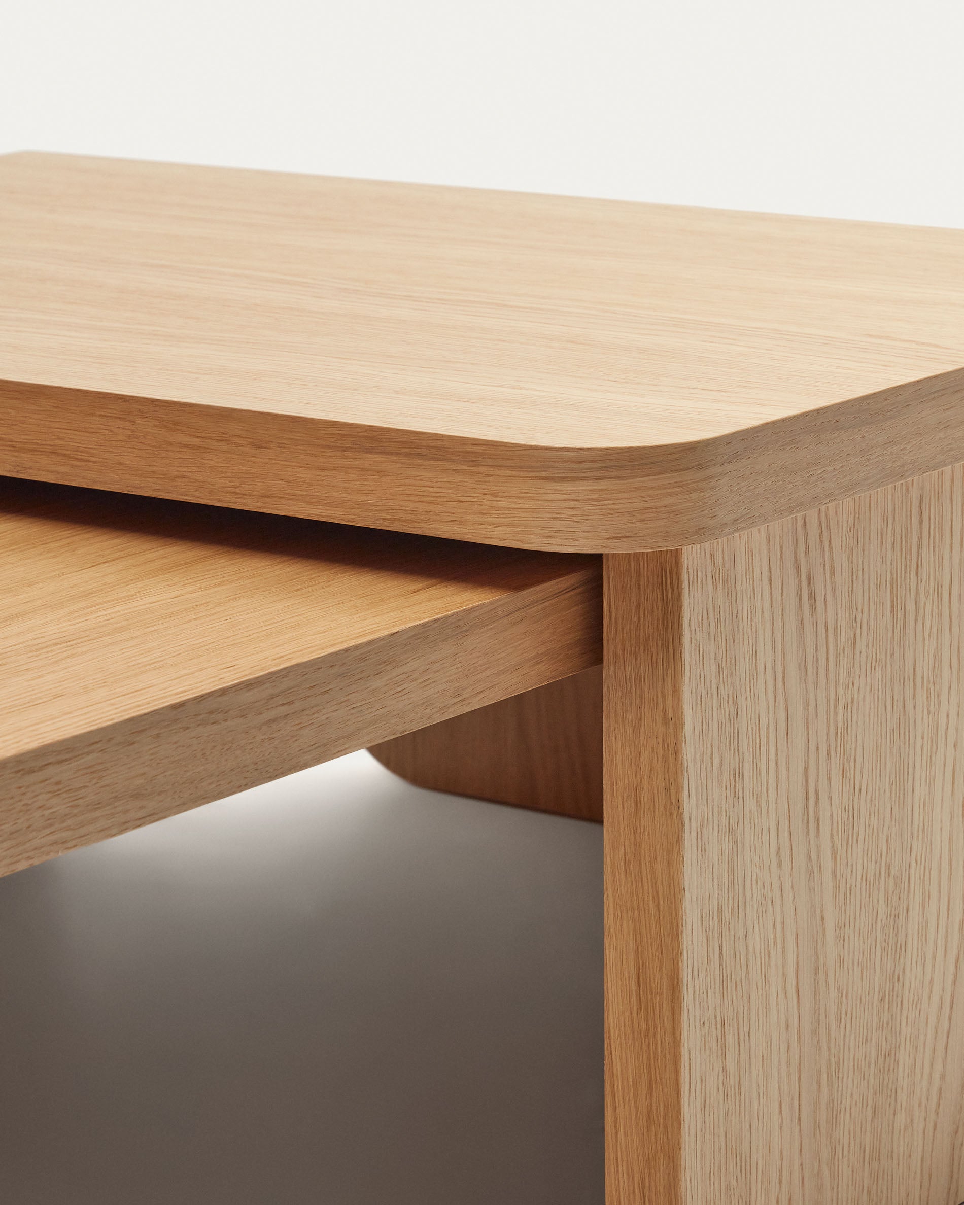 Oaq set of 2 coffee tables in oak wood veneer with natural finish FSC Mix Credit - Detail