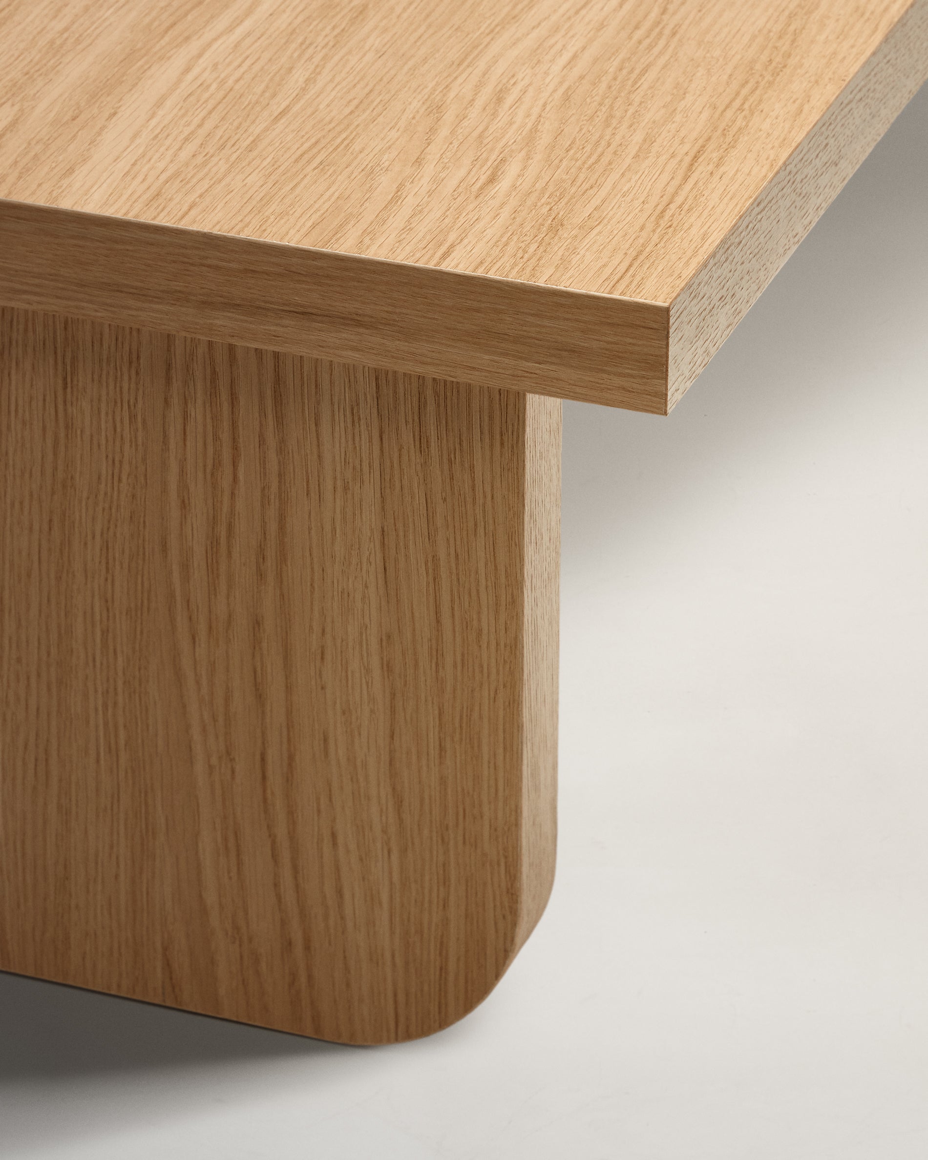 Oaq coffee table in oak wood veneer with natural finish, 140 x 75 cm FSC Mix Credit - Detail