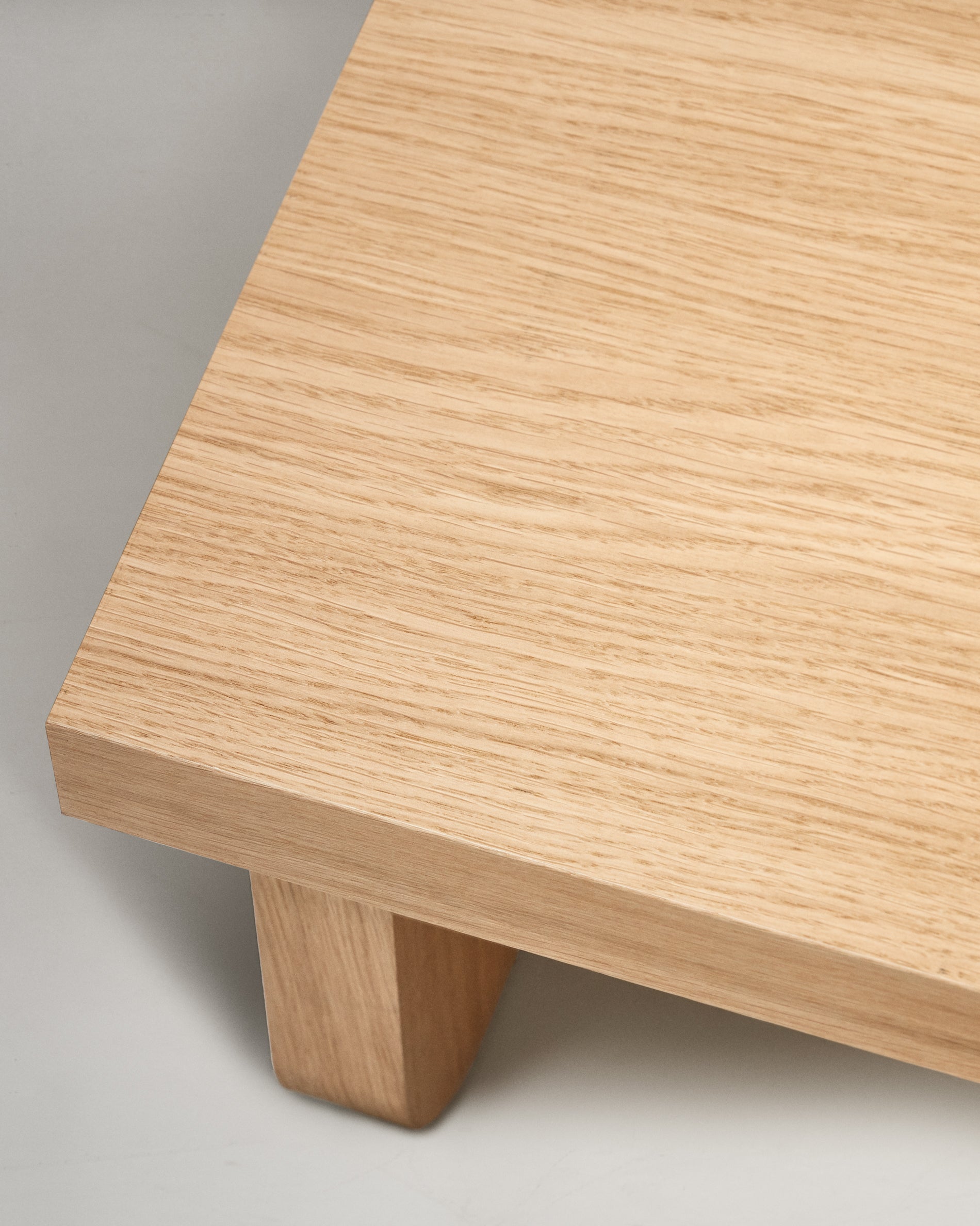 Oaq coffee table in oak wood veneer with natural finish, 140 x 75 cm FSC Mix Credit - Detail