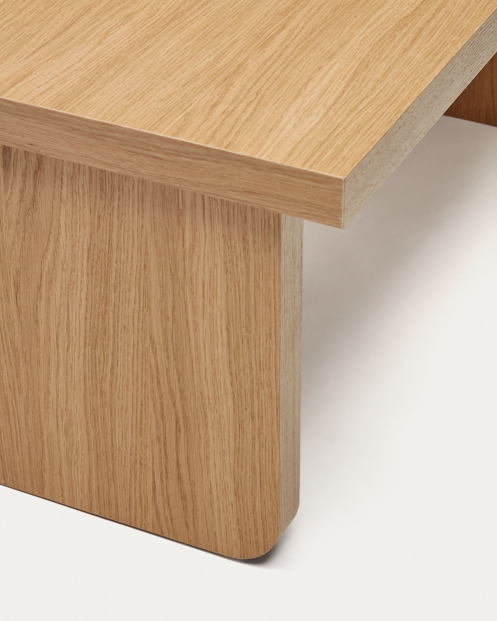 Oaq coffee table in oak wood veneer with natural finish, 89 x 62 cm FSC Mix Credit - Detail