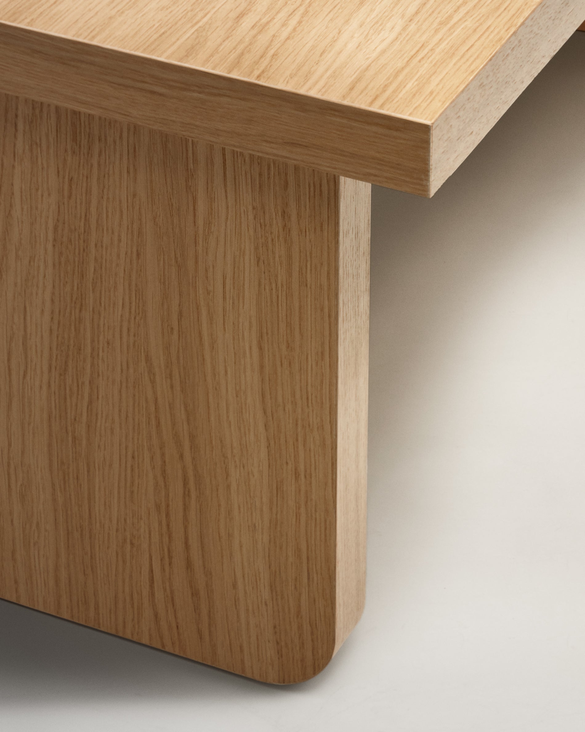 Oaq coffee table in oak wood veneer with natural finish, 89 x 62 cm FSC Mix Credit - Detail