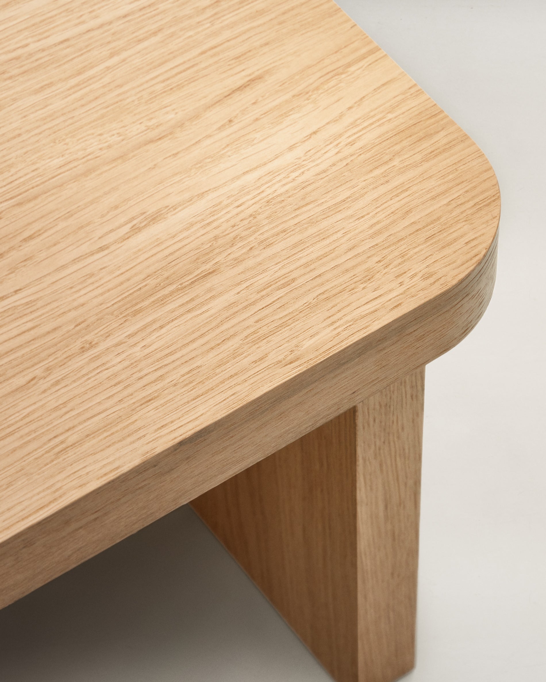 Oaq coffee table in oak wood veneer with natural finish, 89 x 62 cm FSC Mix Credit - Detail