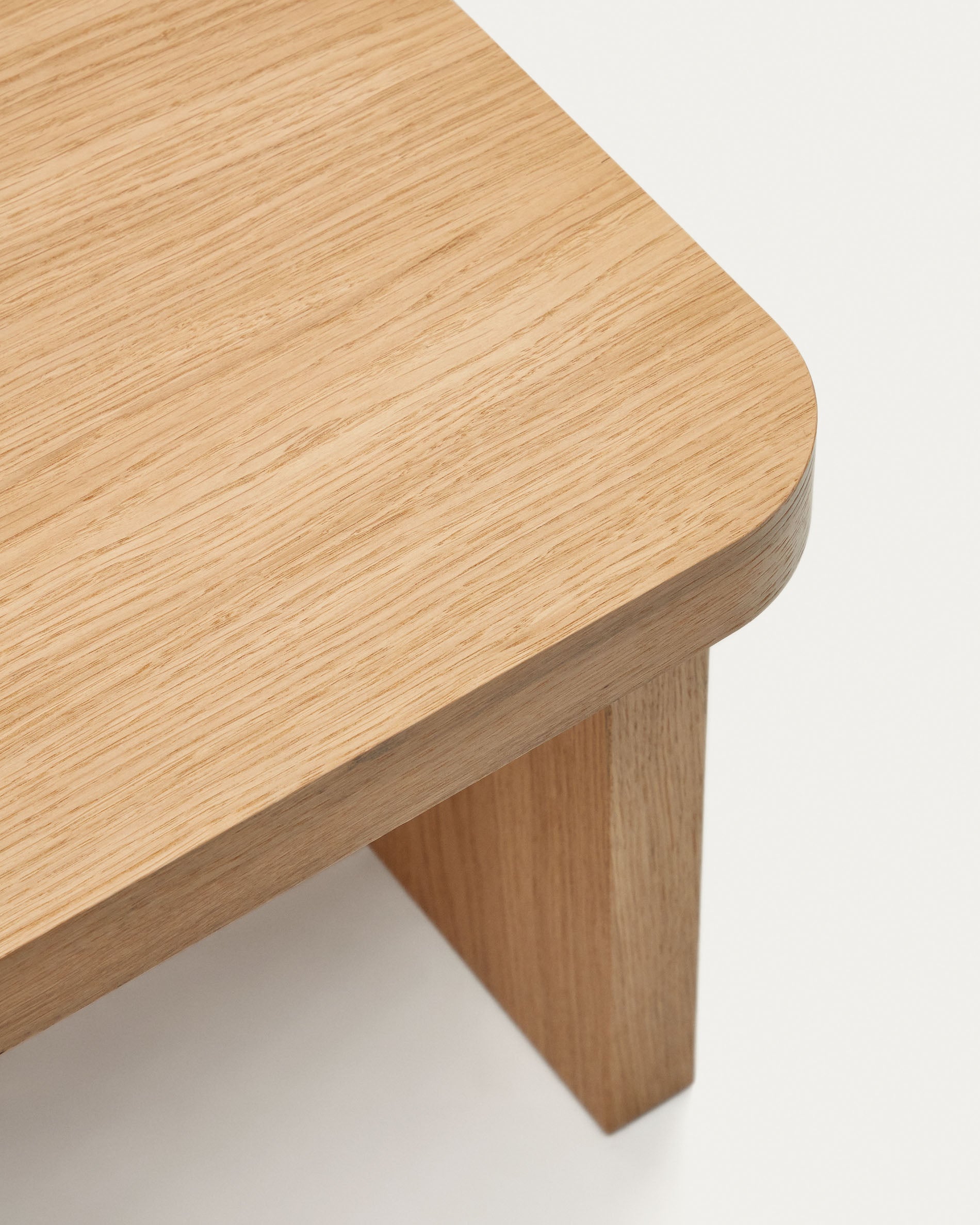 Oaq coffee table in oak wood veneer with natural finish, 89 x 62 cm FSC Mix Credit - Detail