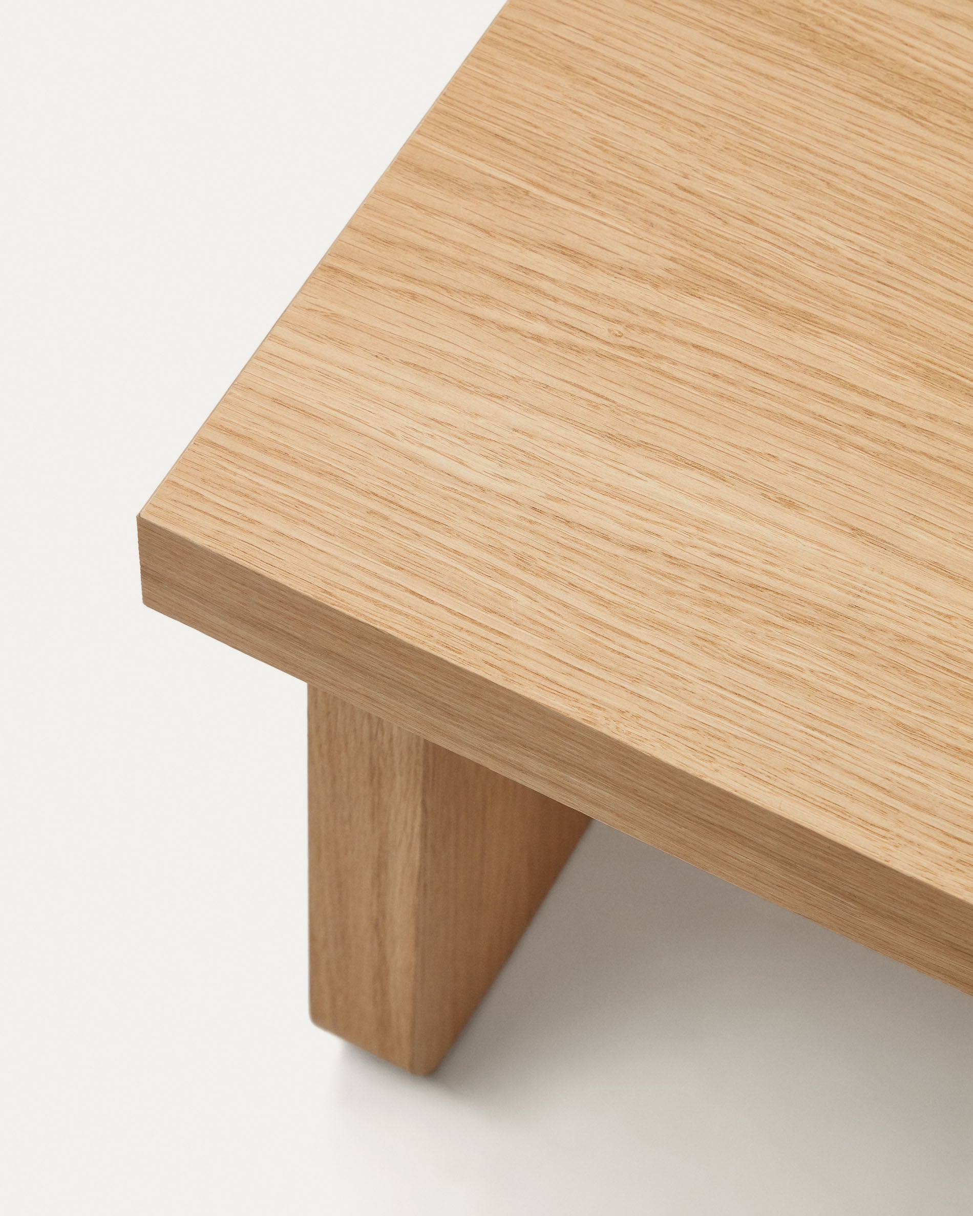 Oaq coffee table in oak wood veneer with natural finish, 89 x 62 cm FSC Mix Credit - Detail