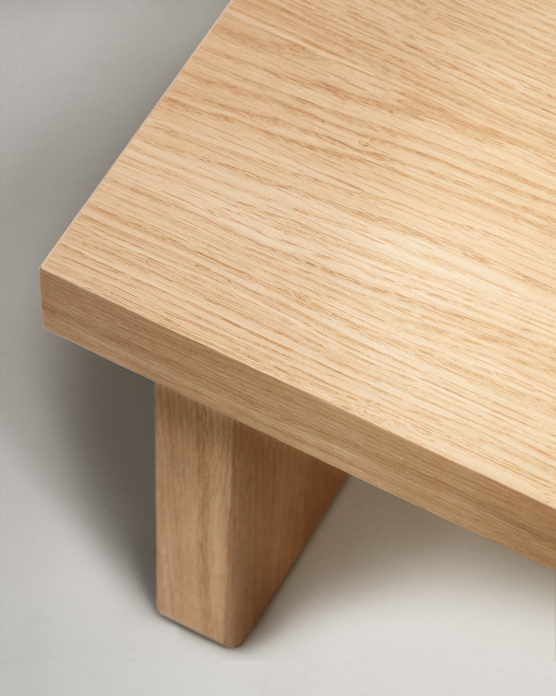 Oaq coffee table in oak wood veneer with natural finish, 89 x 62 cm FSC Mix Credit - Detail