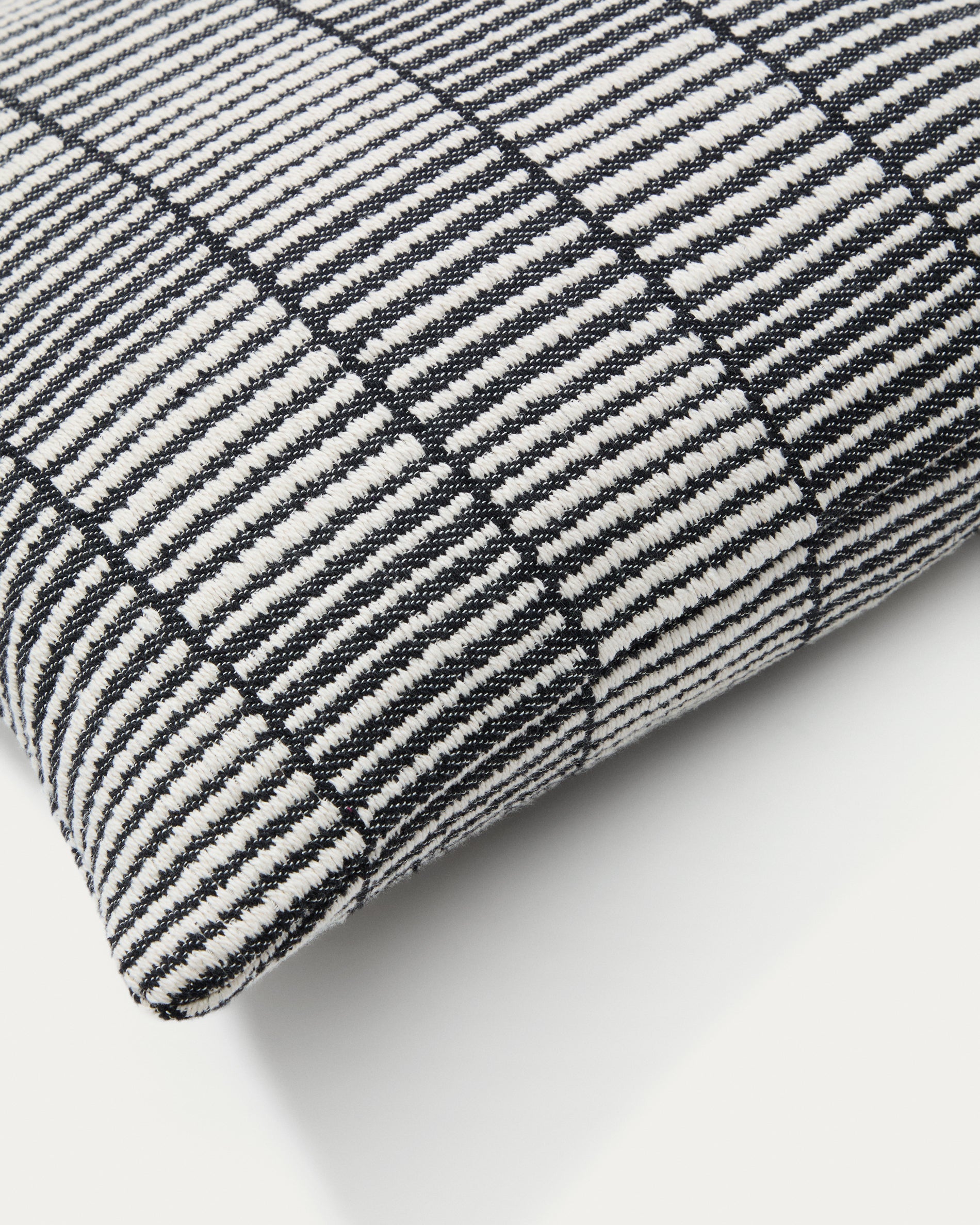 Levu black and white striped, 100% cotton cushion cover, 45 x 45 cm - Detail