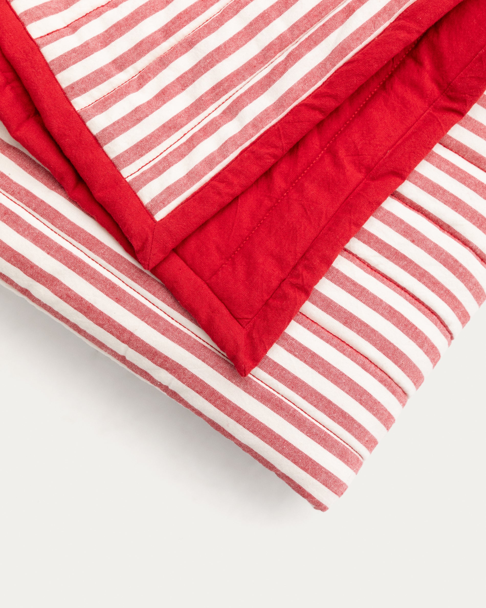 Sini red bedspread made of 100% organic cotton for 90 cm beds - Detail