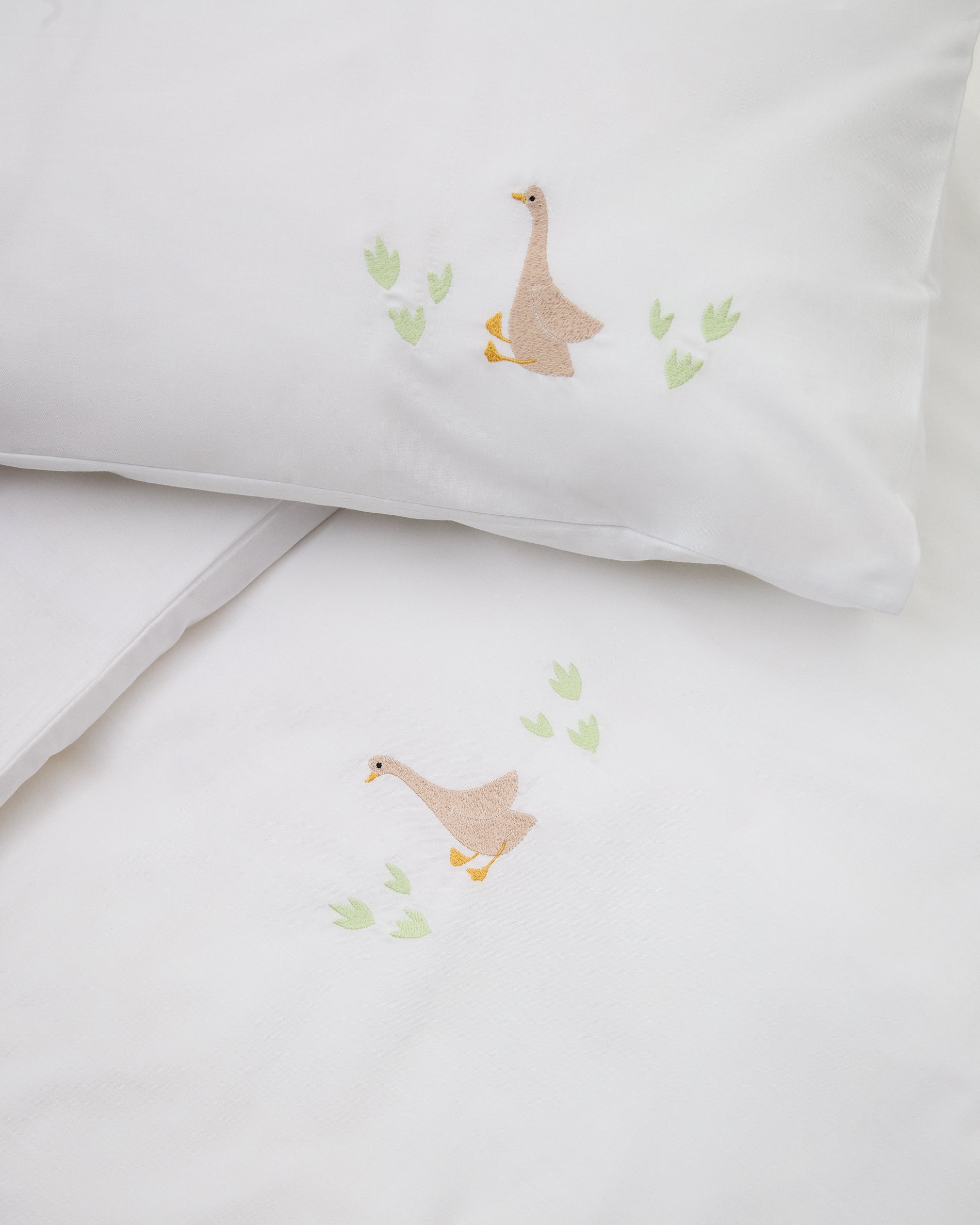 Milu set of duvet cover and pillow cases with embroidered goose for convertible cot and bed 70 x 140 cm - Detail