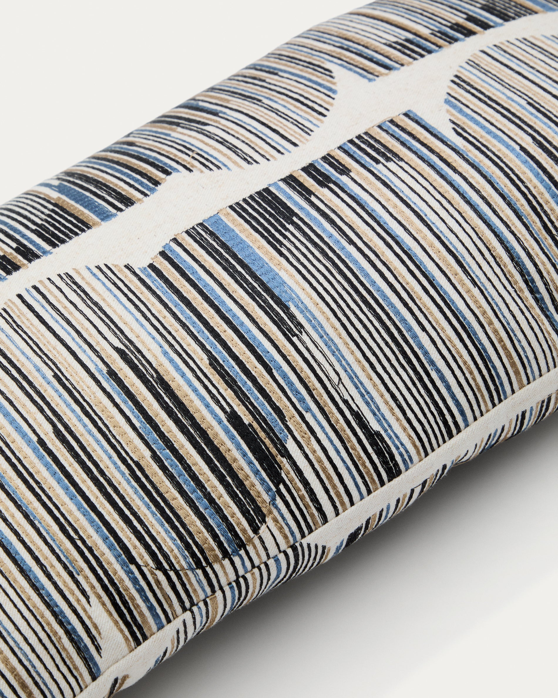 Log cushion cover with multicoloured graphic embroidery 30 x 50 cm - Detail