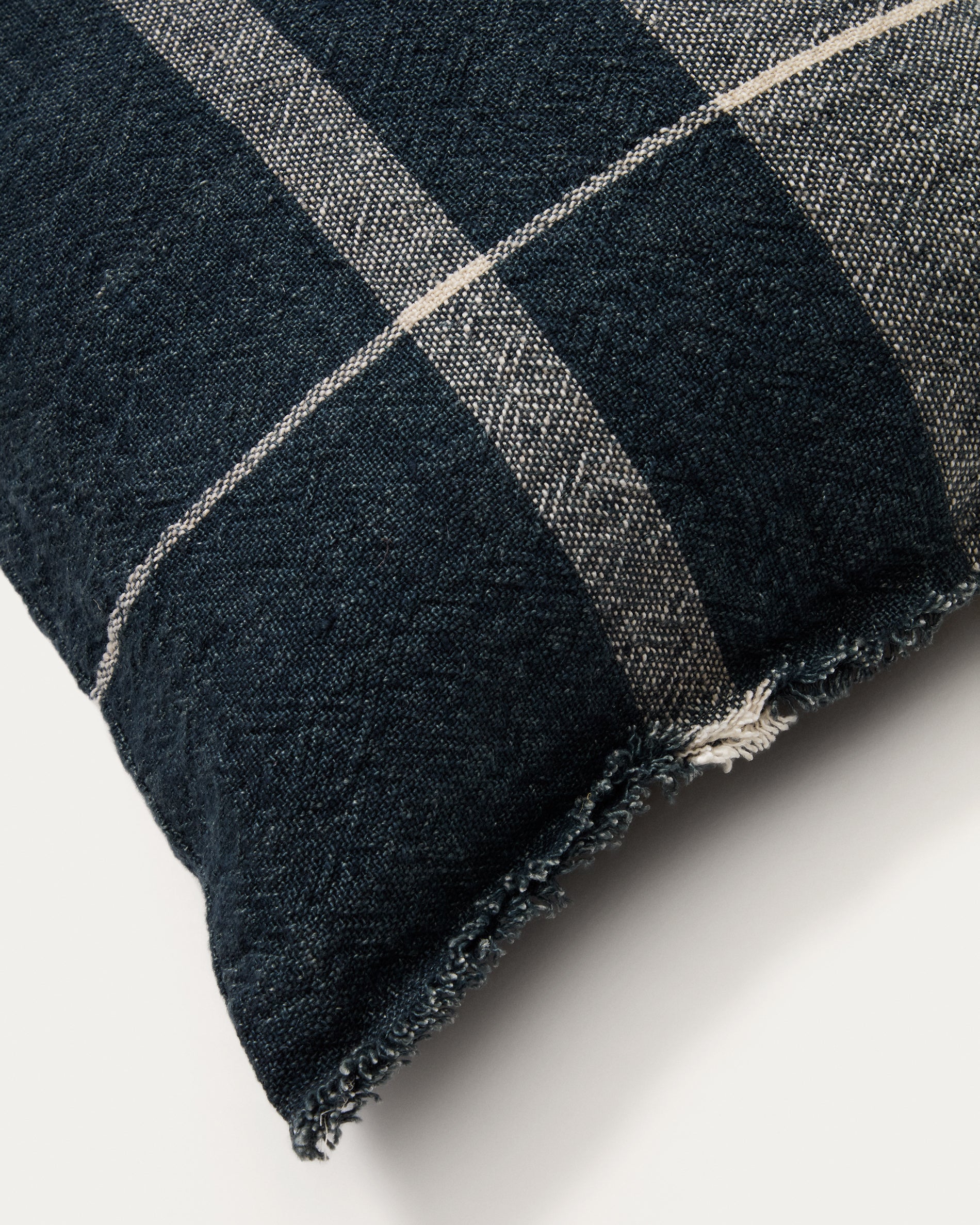 Eron blue checked linen cushion cover with fringing 40 x 60cm - Detail