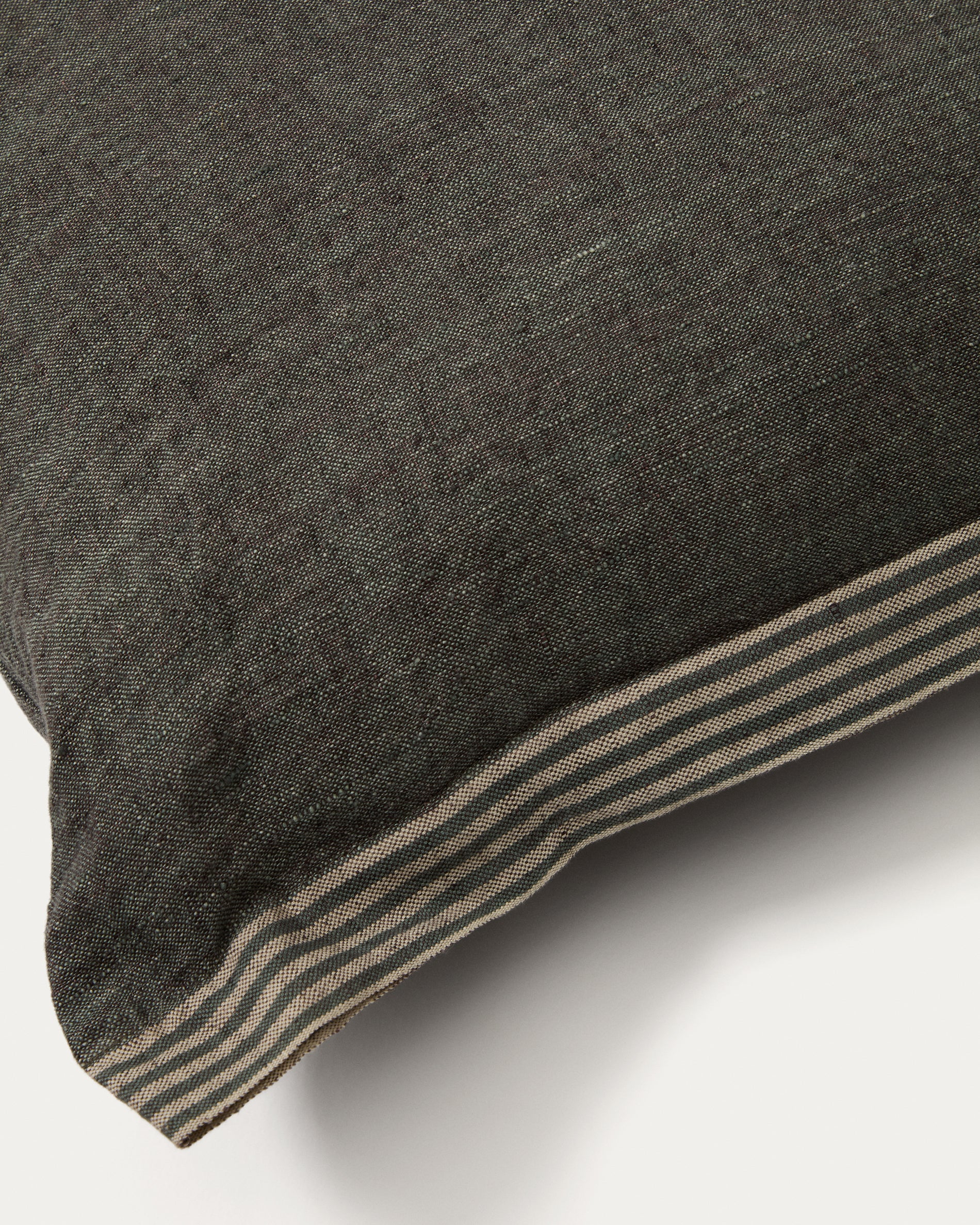 Niven green 100% melange linen cushion cover with side stripes 45 x 45cm - Detail