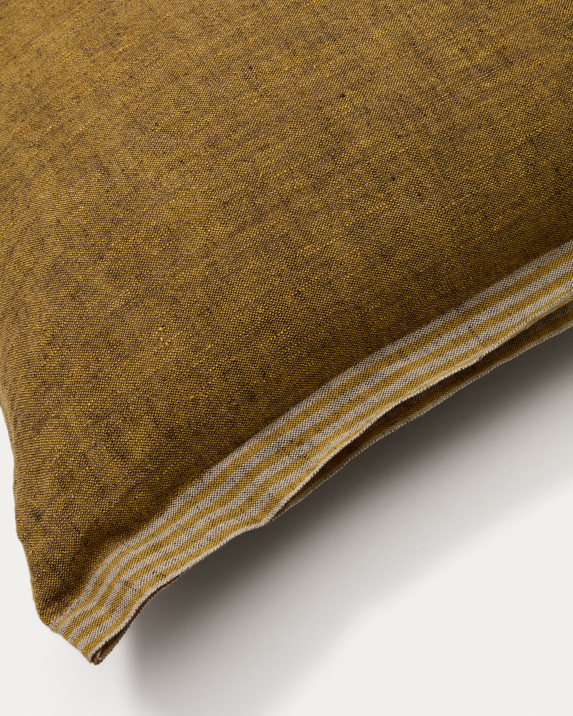 Niven mustard 100% melange linen cushion cover with side stripes 45 x 45cm - Detail