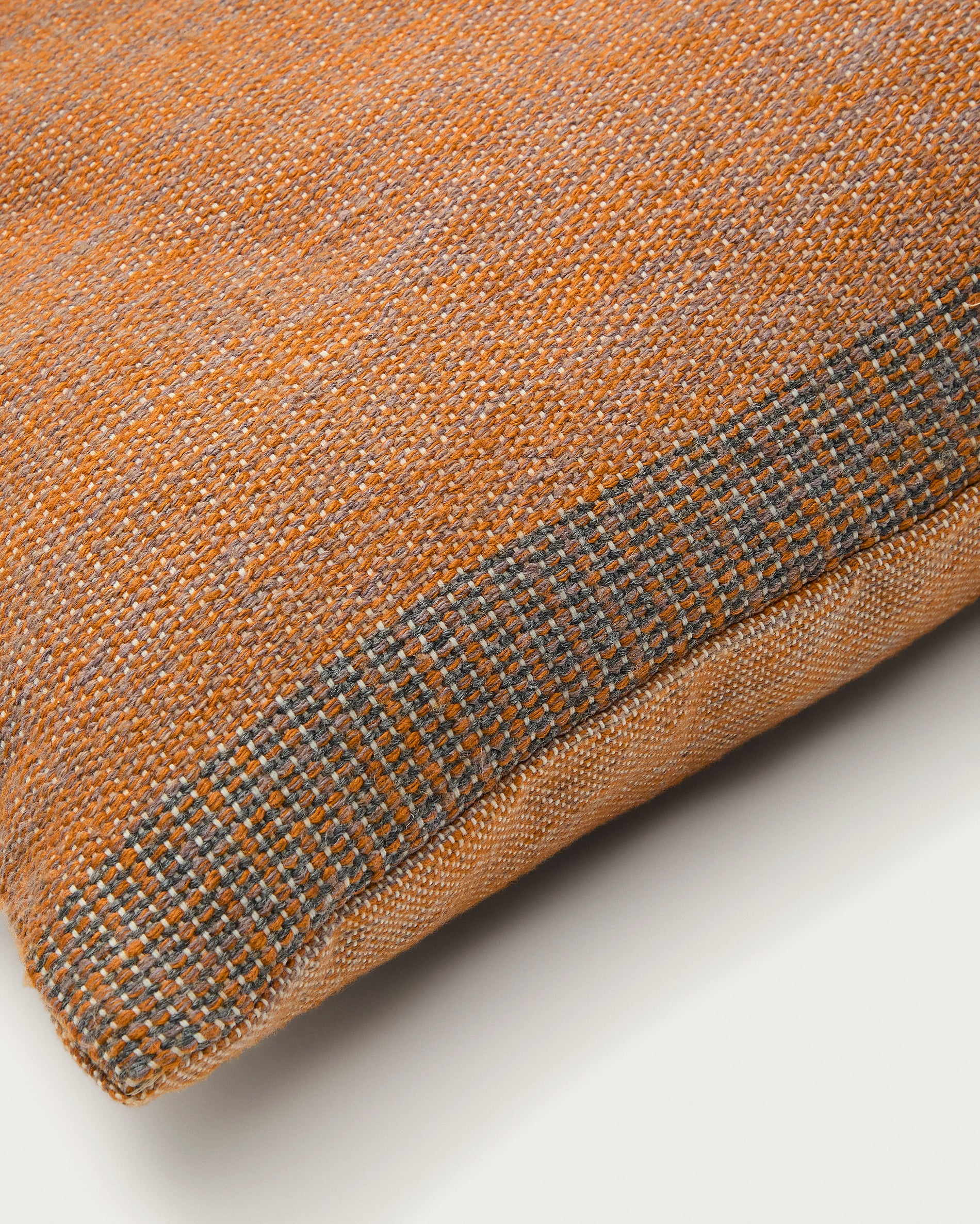 Cushion cover Delnar 100% PET orange 40 x 60 cm - Detail
