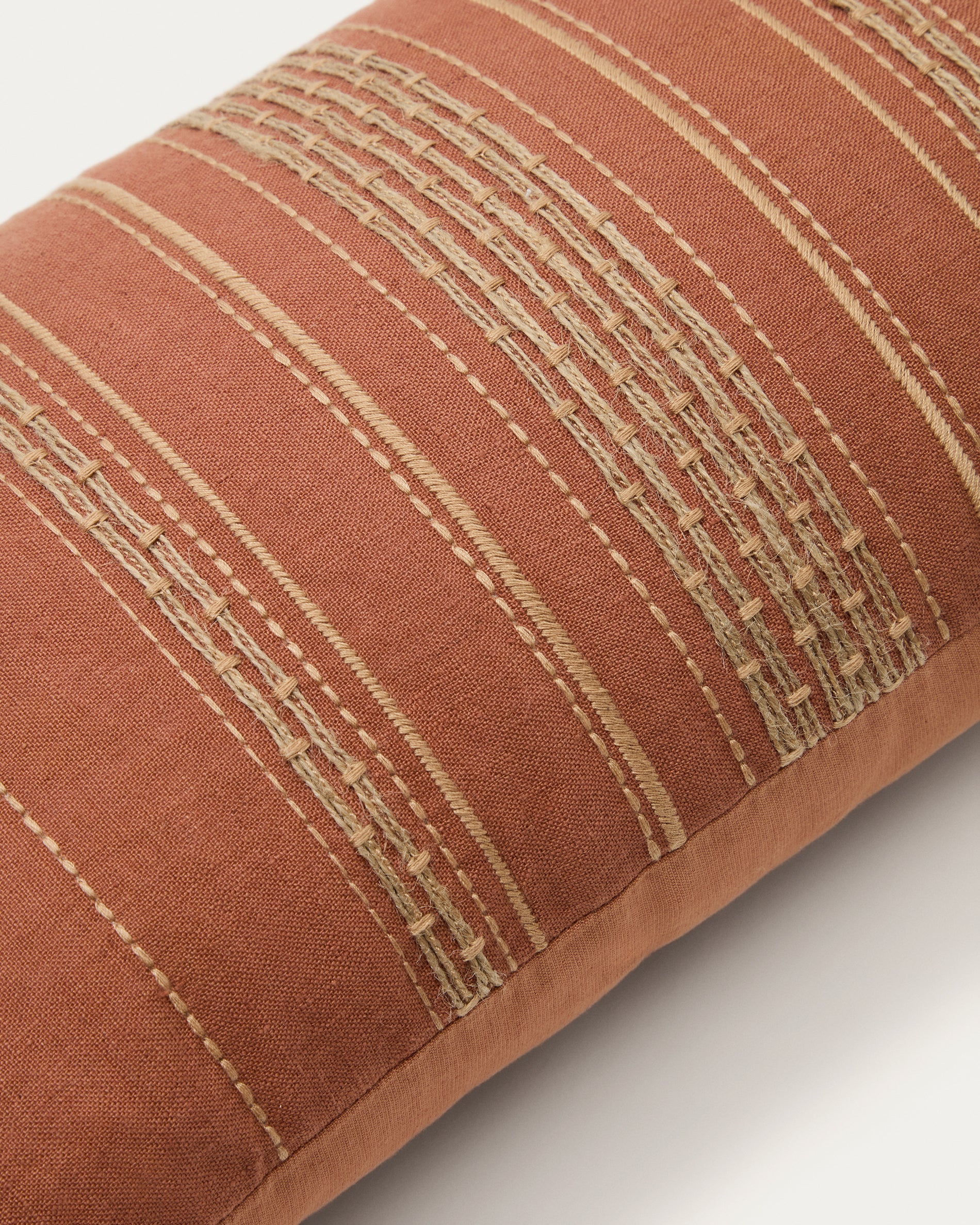 Sairu linen cushion cover with multicoloured jute embroidery 30 x 50cm - Detail