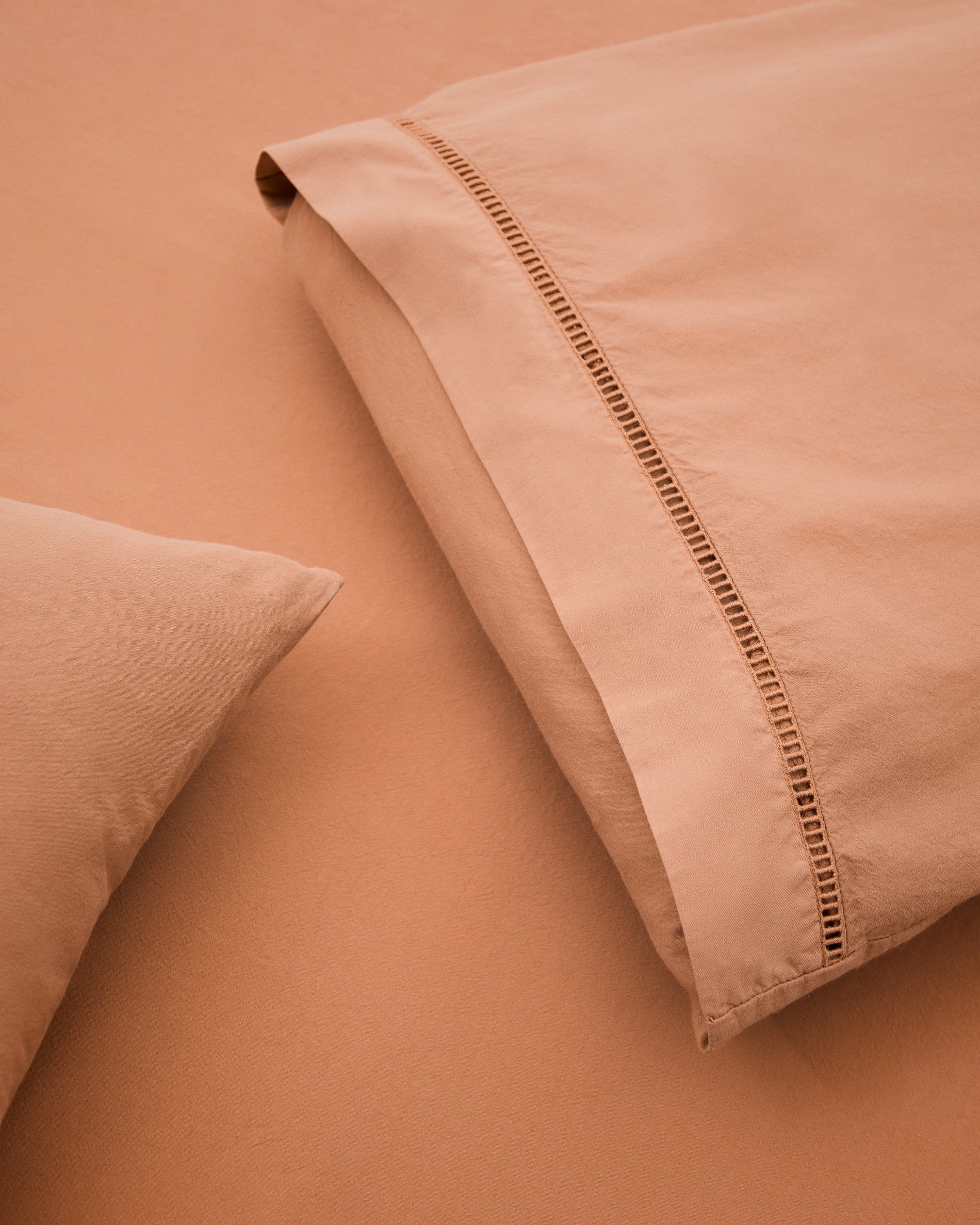 Caline Set of Duvet Cover and Pillowcases in 100% Percale Cotton Terracotta for 180 cm Bed - Detail