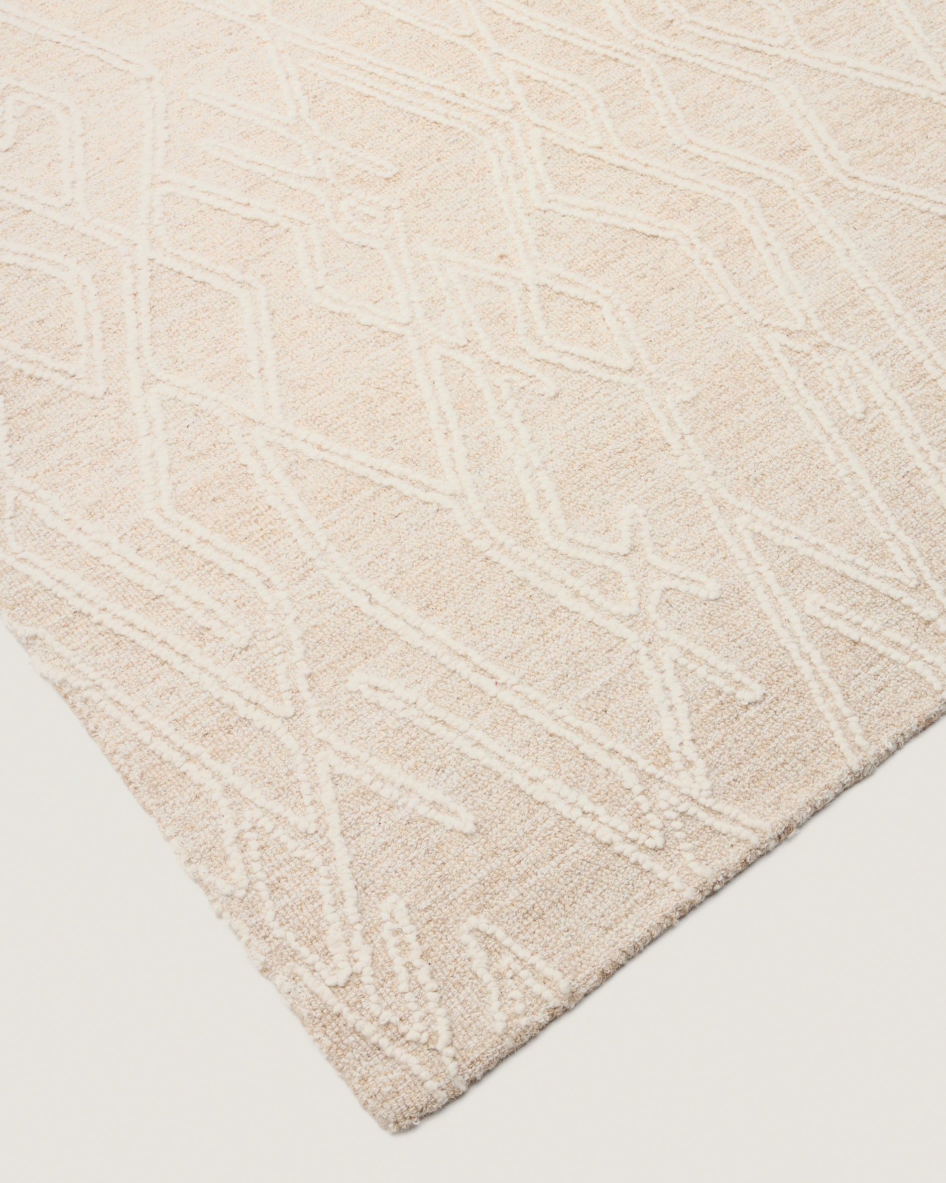 Selira beige wool rug with embroidered effect 300 x 200cm - Detail