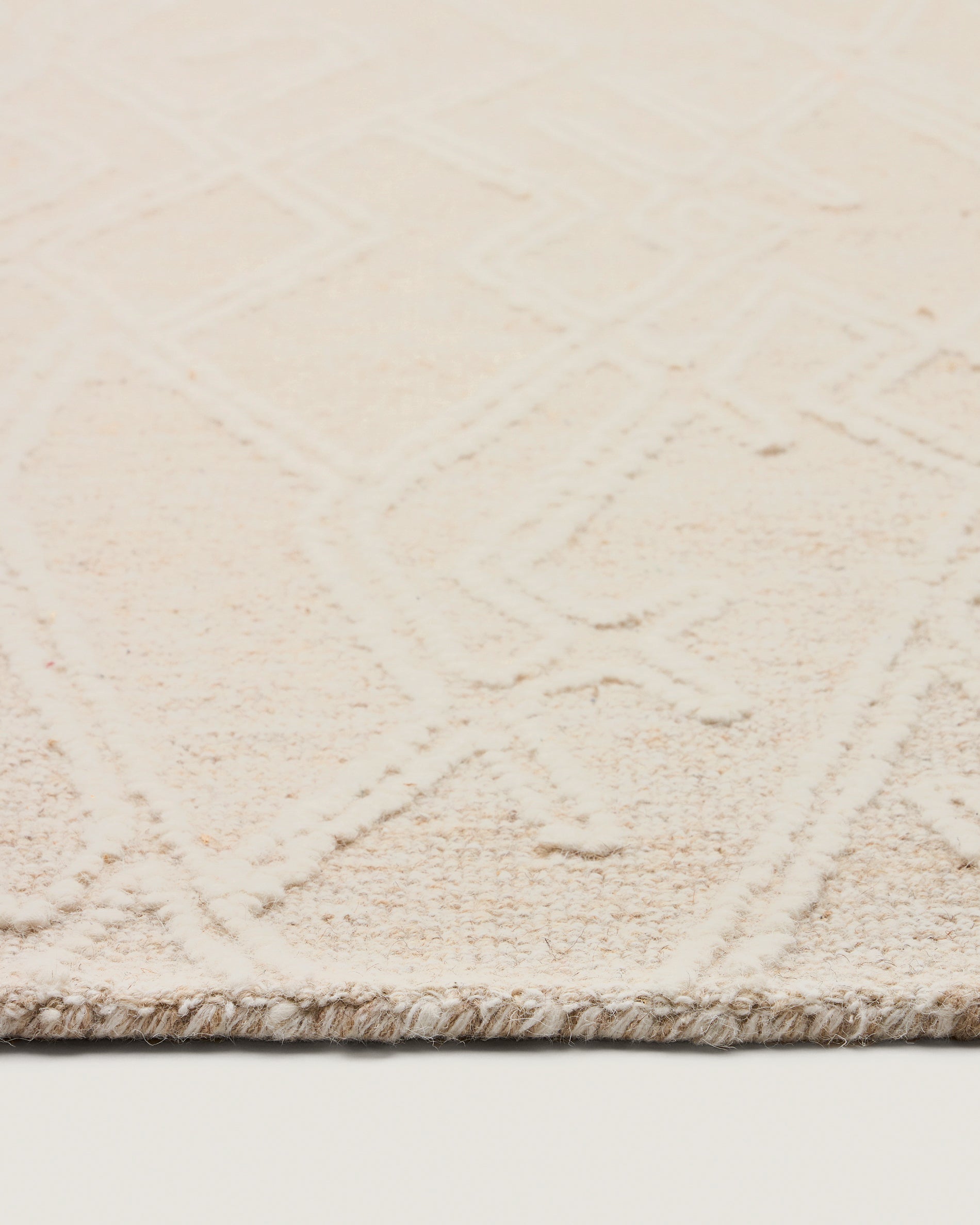 Selira beige wool rug with embroidered effect 300 x 200cm - Detail