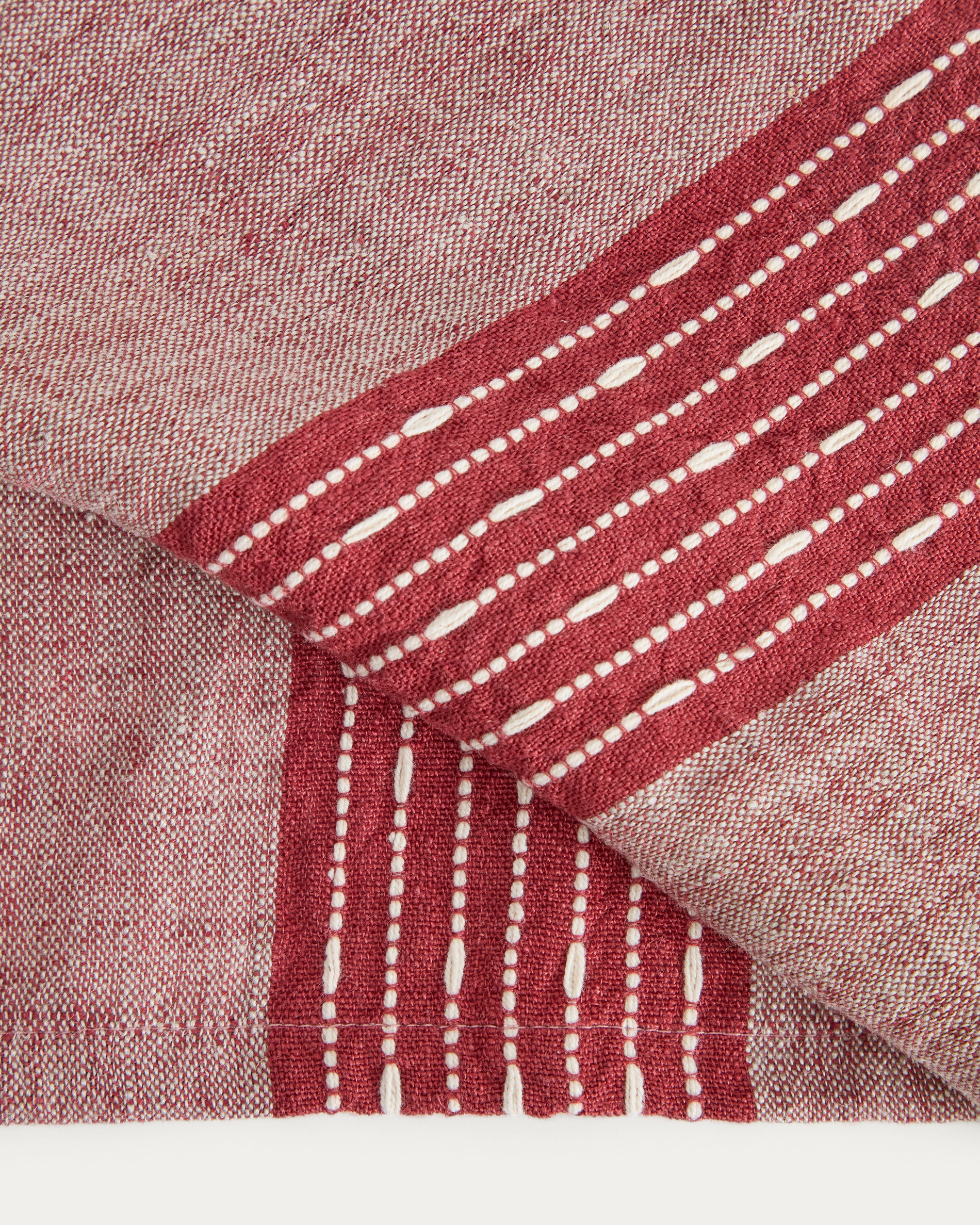 Calena linen jacquard table runner with red central stripe 50 x 150 cm - Detail