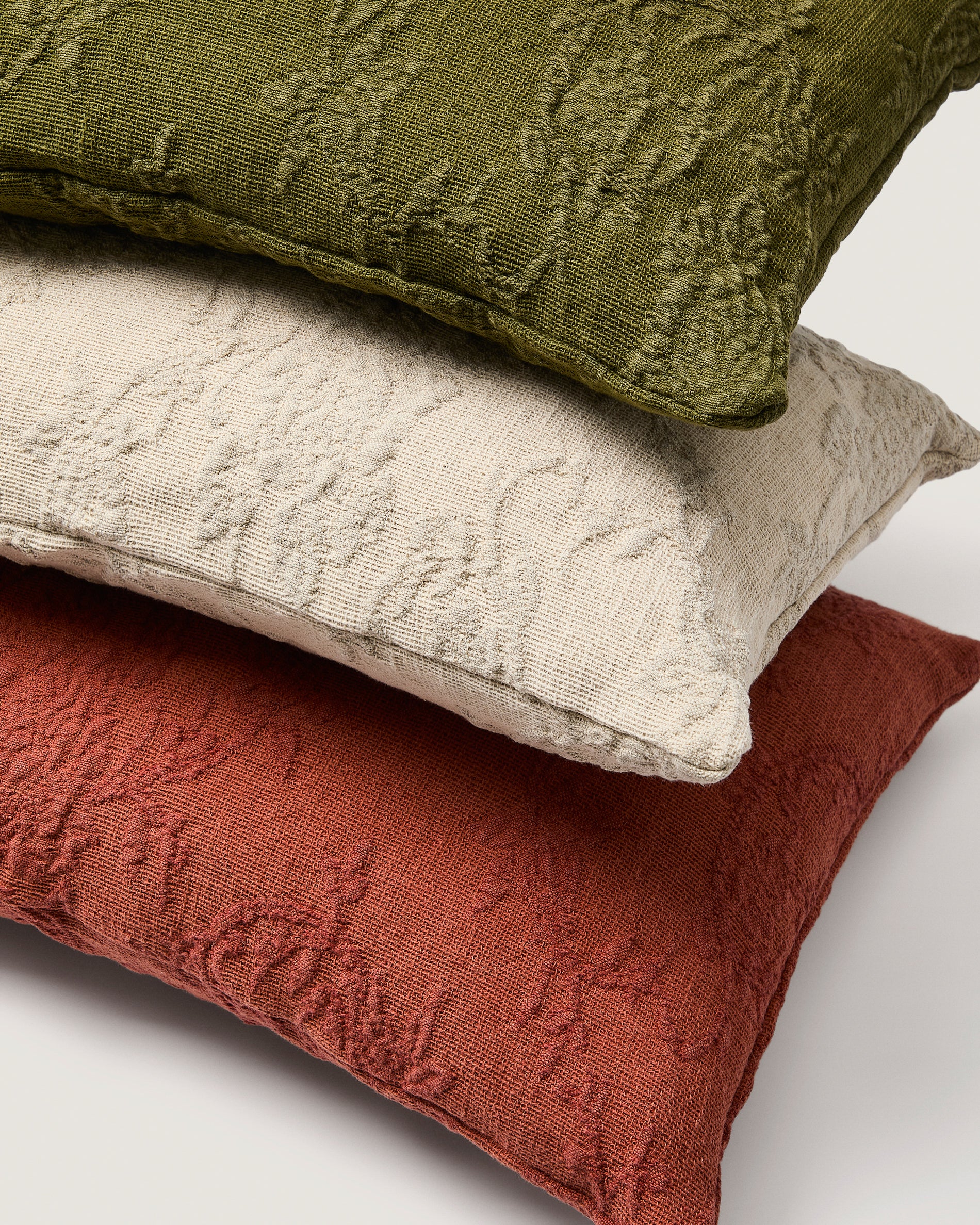 Velina cushion cover in red washed linen jacquard with floral design 30 x 50 cm - Detail
