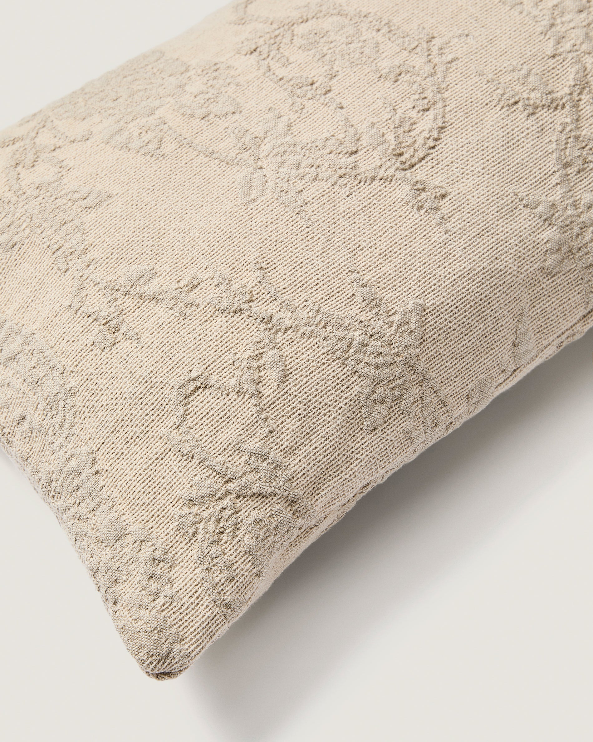 Velina cushion cover in beige washed linen jacquard with floral design 30 x 50 cm - Detail