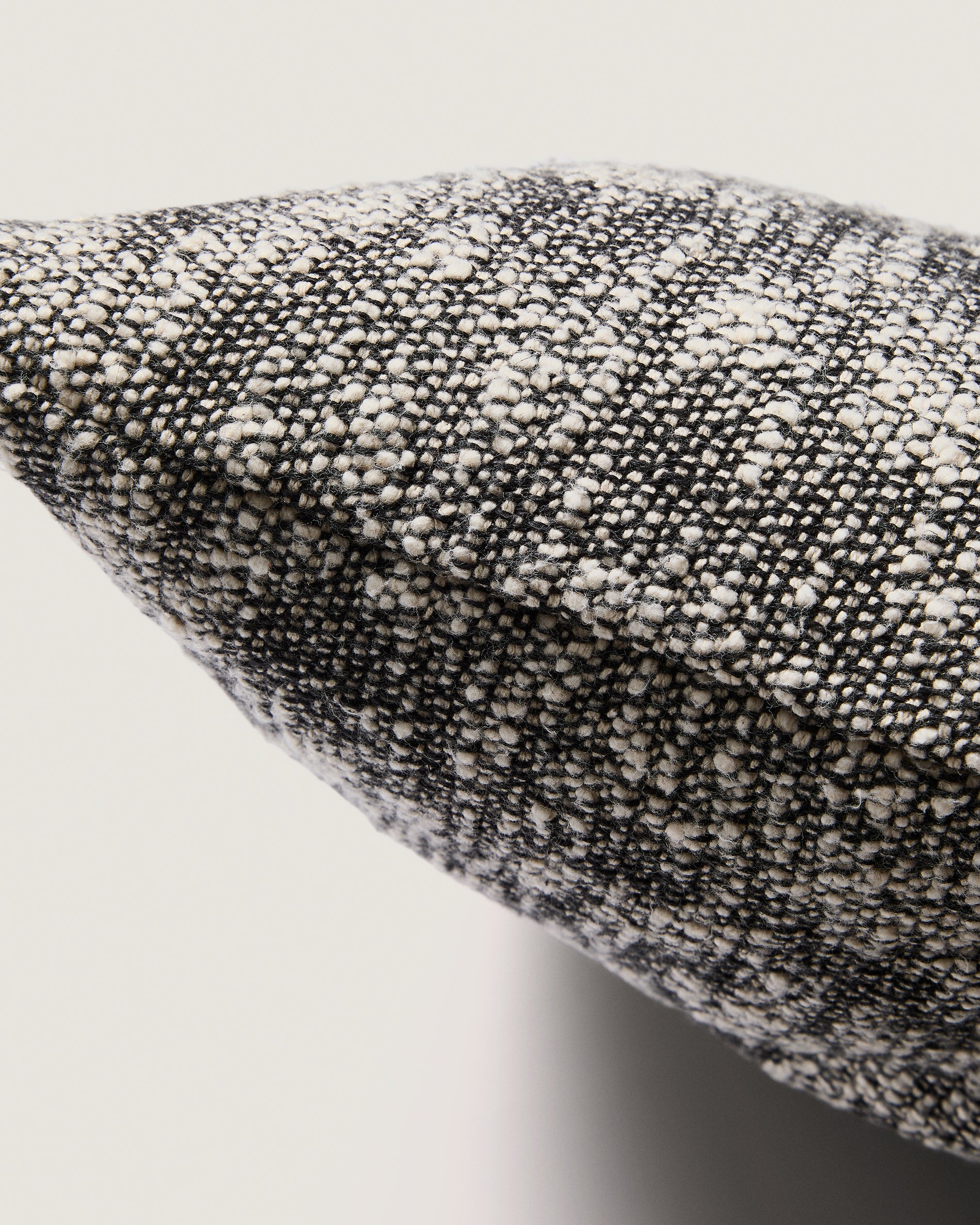 Mevia cushion cover in beige and black linen blend 50 x 50 cm - Detail